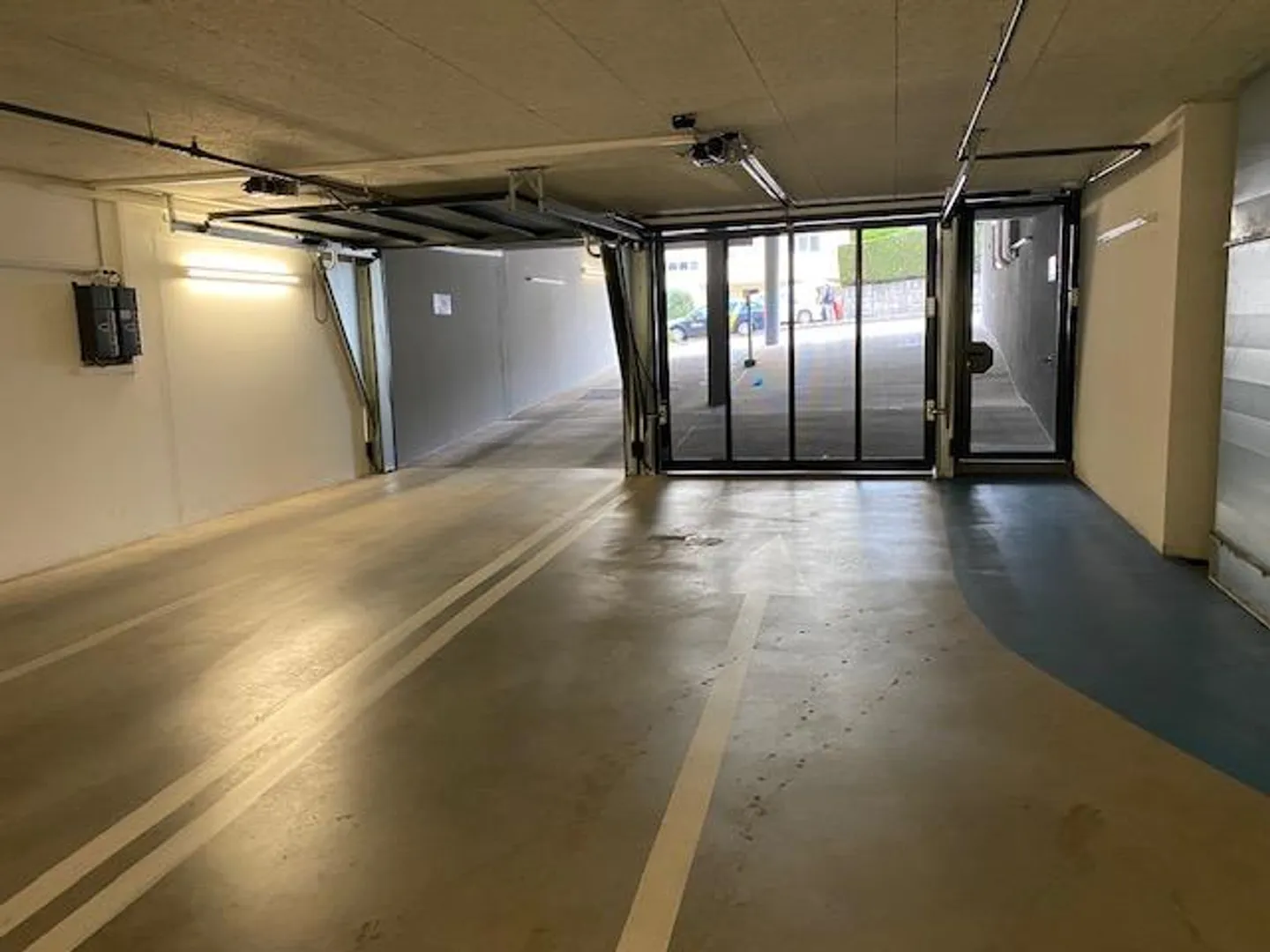 INDOOR PARKING SPACE - IMMEDIATE PROXIMITY TO STATION - Photo 5 of 8