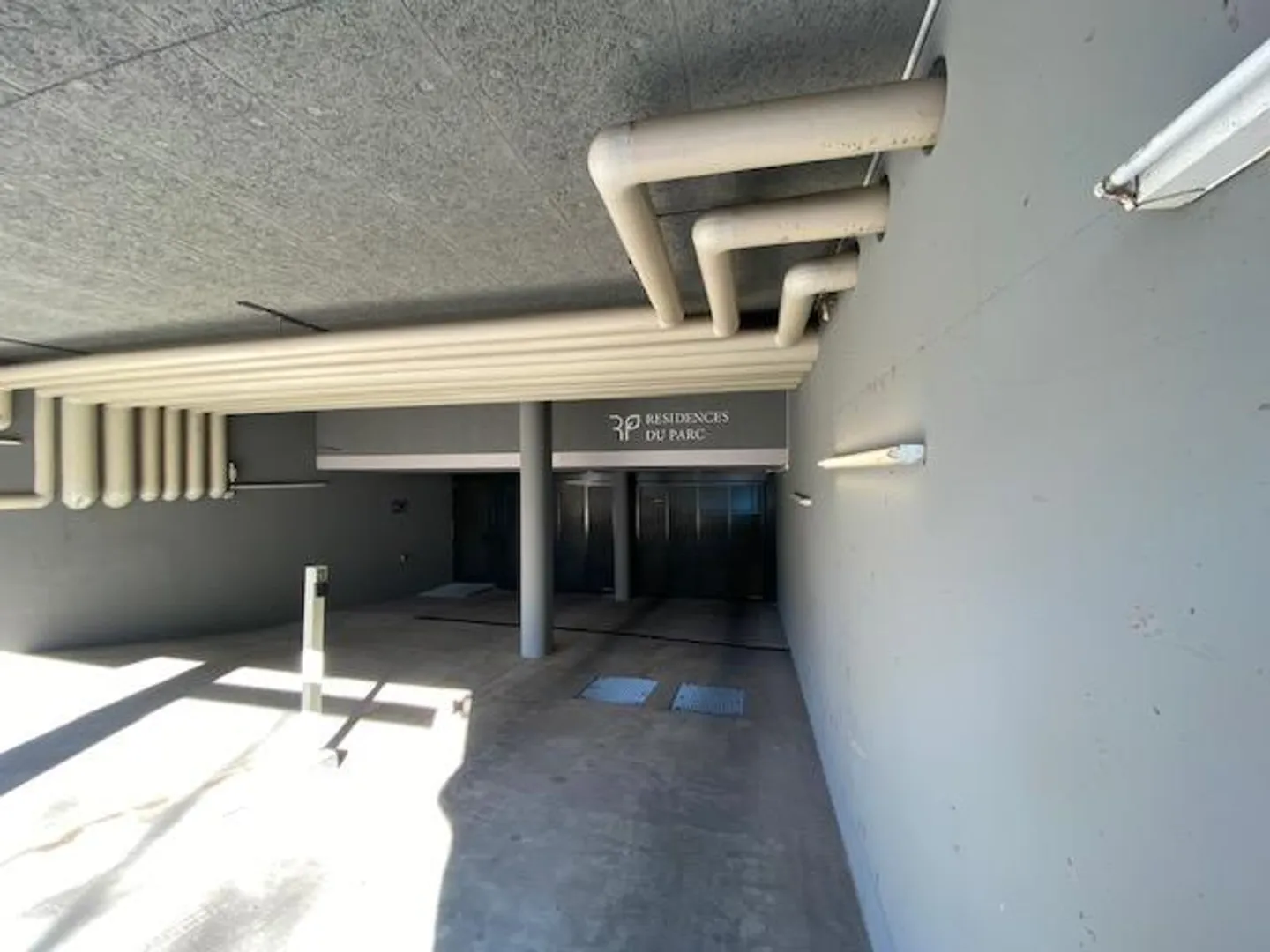 INDOOR PARKING SPACE - IMMEDIATE PROXIMITY TO STATION - Photo 6 of 8