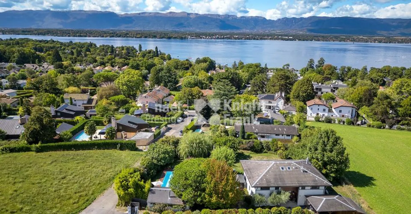 Quiet family property, surrounded by greenery, not far from the lake - Photo 2 of 10