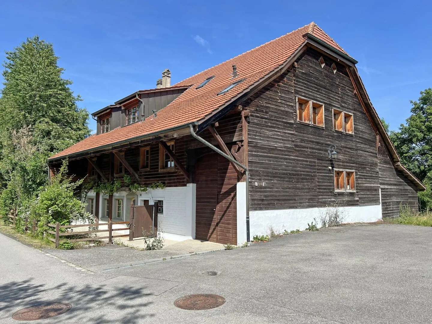 Renovated farm consisting of 2 apartments in the heart of Rossens - Photo 1 of 16