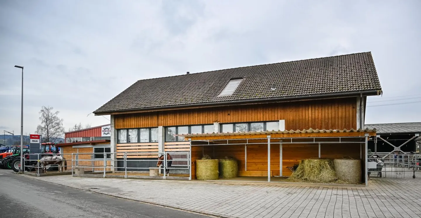 INSTALLATION ÉQUESTRE EN ZONE INDUSTRIELLE AVEC UN GRAND POTENTIEL - Photo 7 sur 42