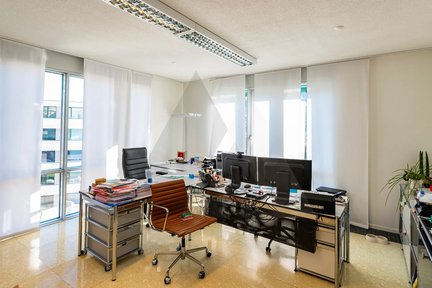 FOUR SPACIOUS OFFICES ON TWO FLOORS WITH PARKING SPACES - Photo 11 of 15