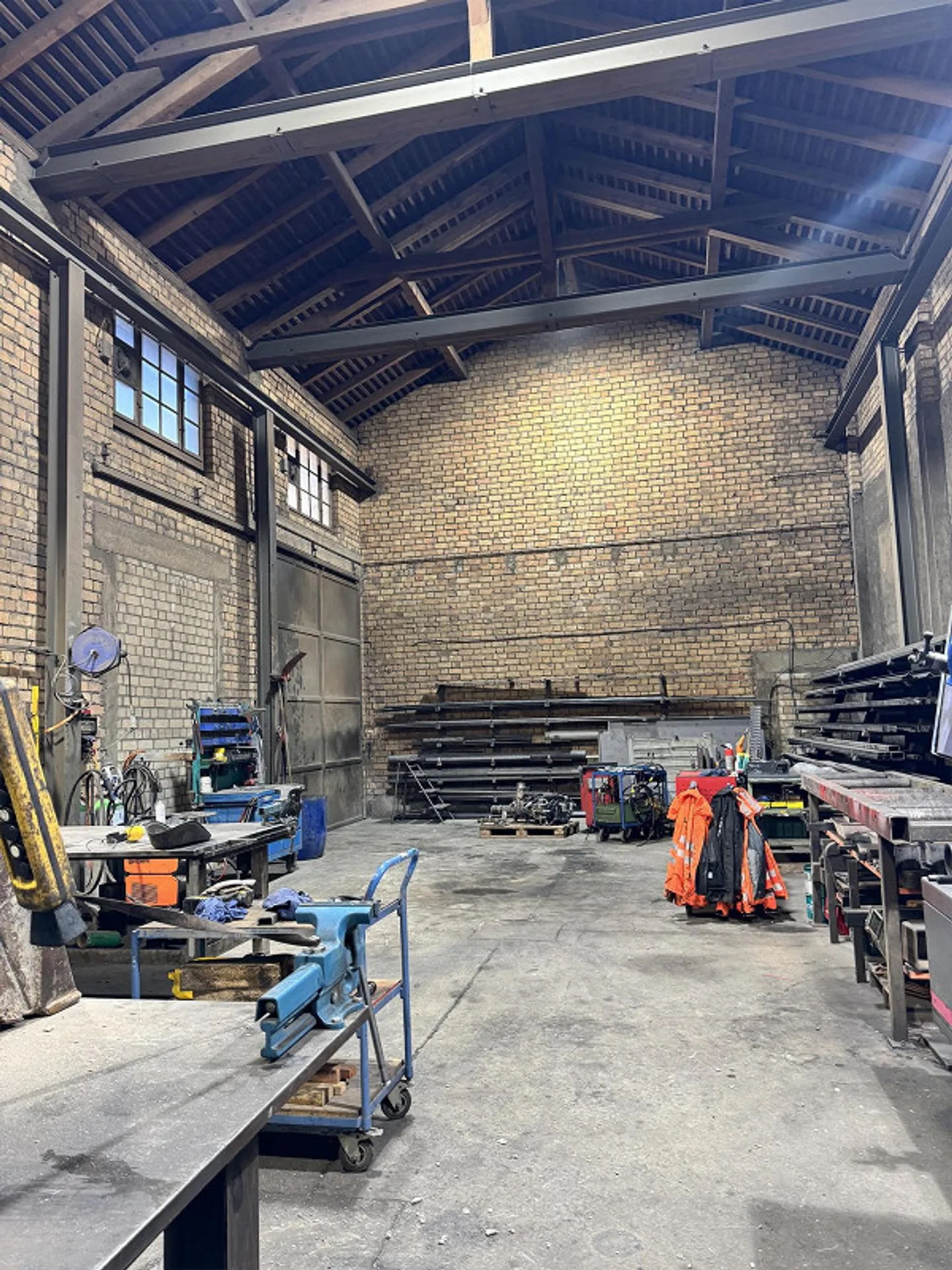 Espace de stockage accessible au rez-de-chaussée avec rampe vers le sous-sol - Photo 2 sur 6