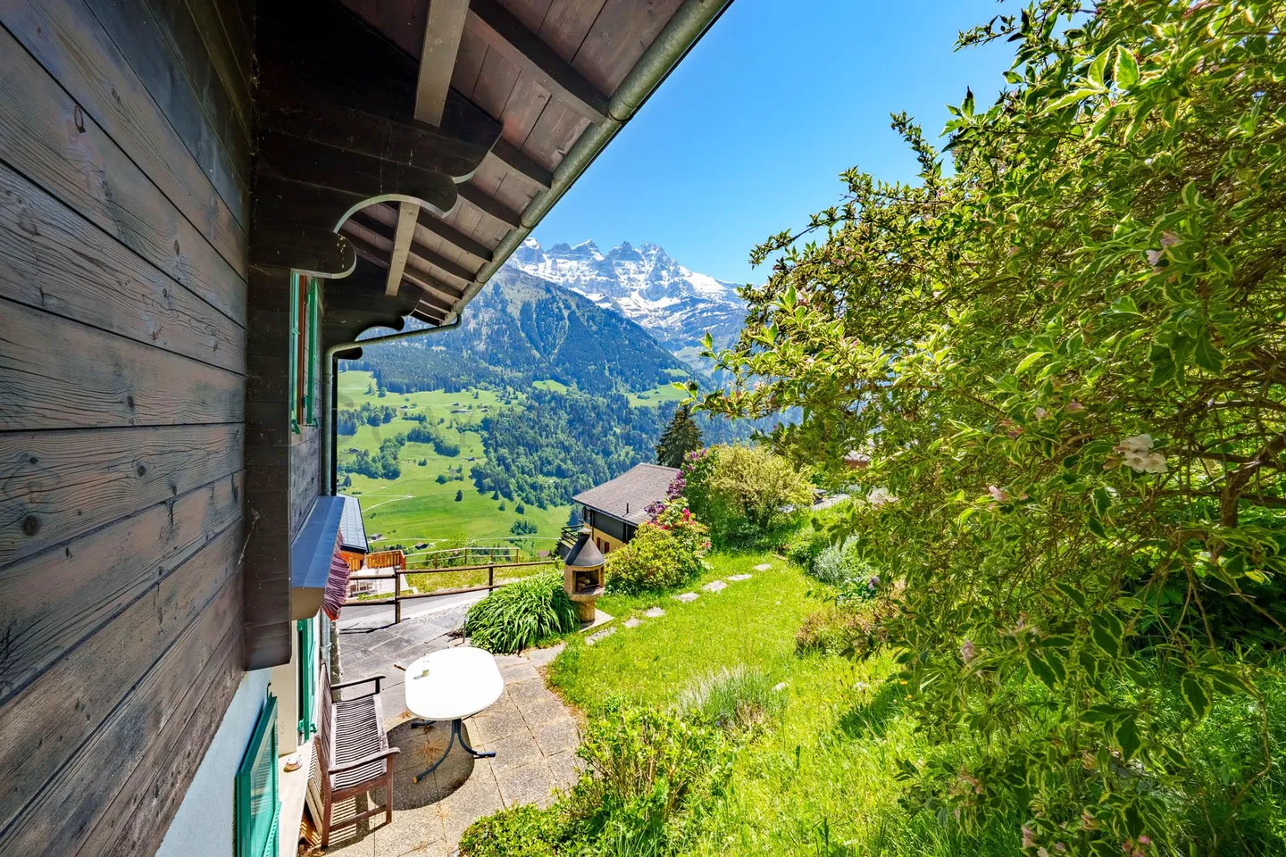 Chalet with panoramic mountain views - Photo 5 of 15
