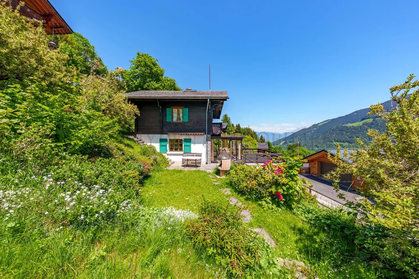 Chalet with panoramic mountain views - Photo 2 of 15