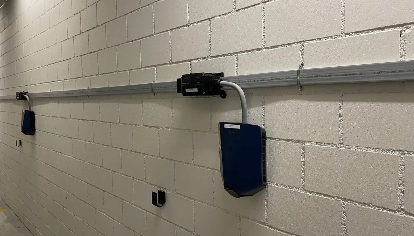 Posti auto con stazione di ricarica E a Oerlikon - Foto 2 di 4