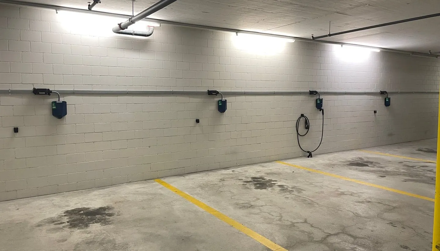 Posti auto con stazione di ricarica E a Oerlikon - Foto 3 di 4