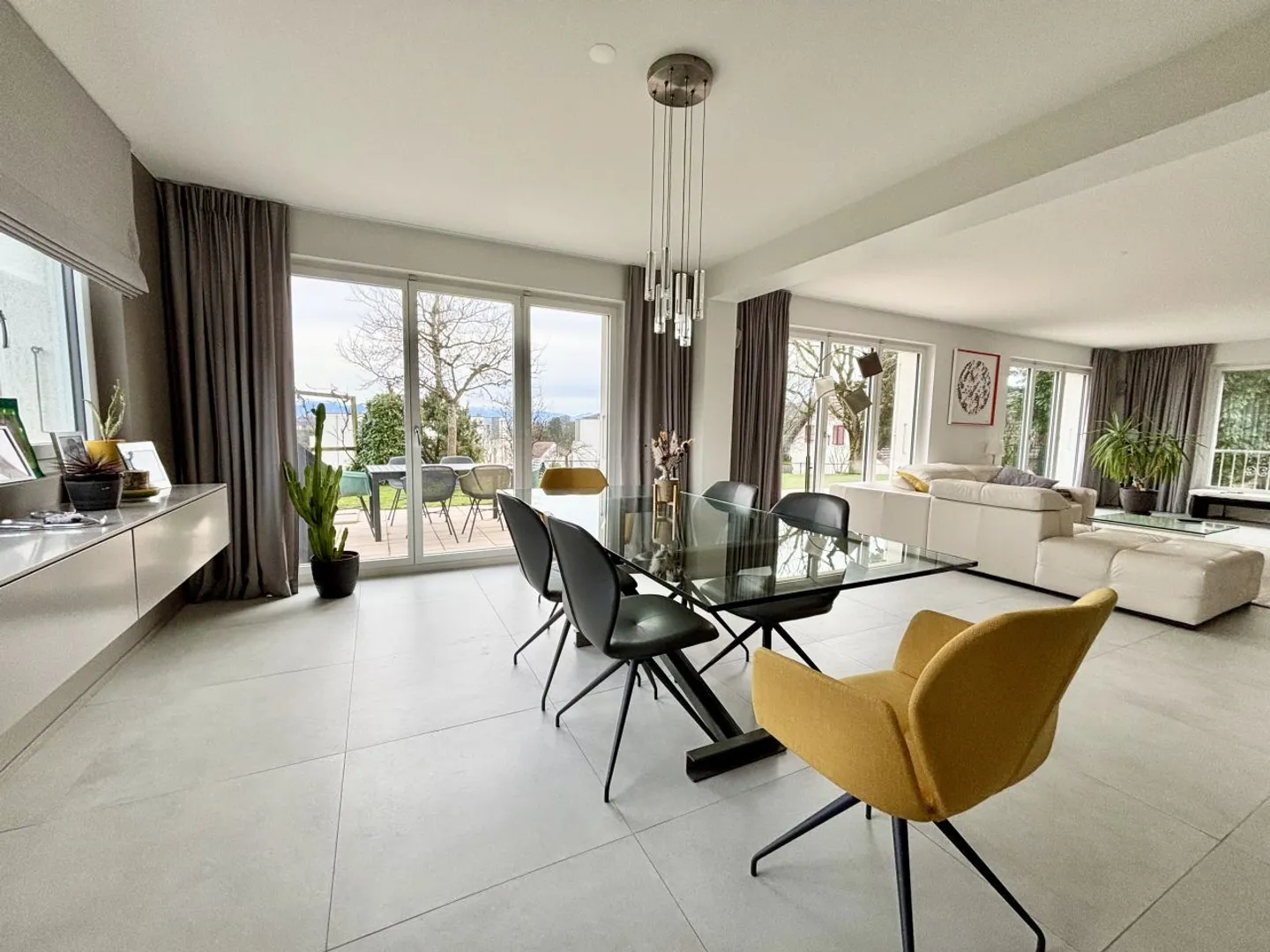 Stunning Villa in Quiet Area - Photo 6 of 13