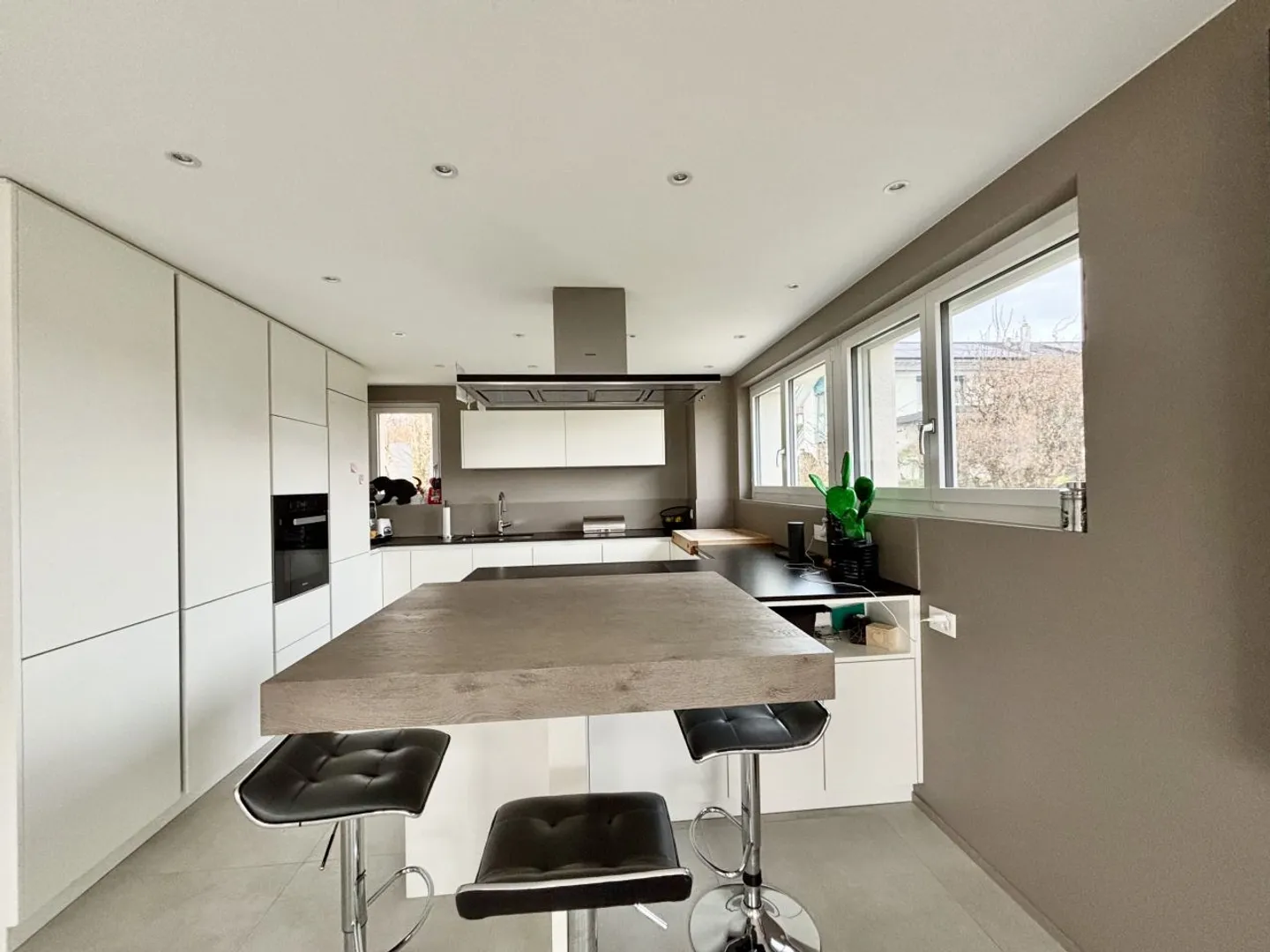 Stunning Villa in Quiet Area - Photo 8 of 13