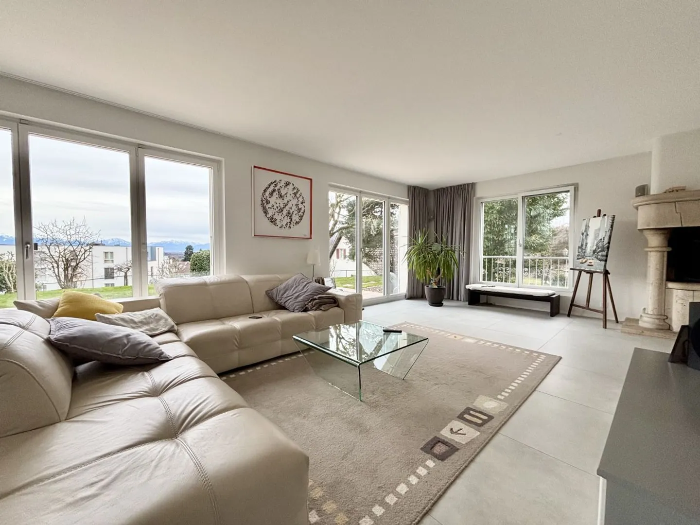 Stunning Villa in Quiet Area - Photo 3 of 13