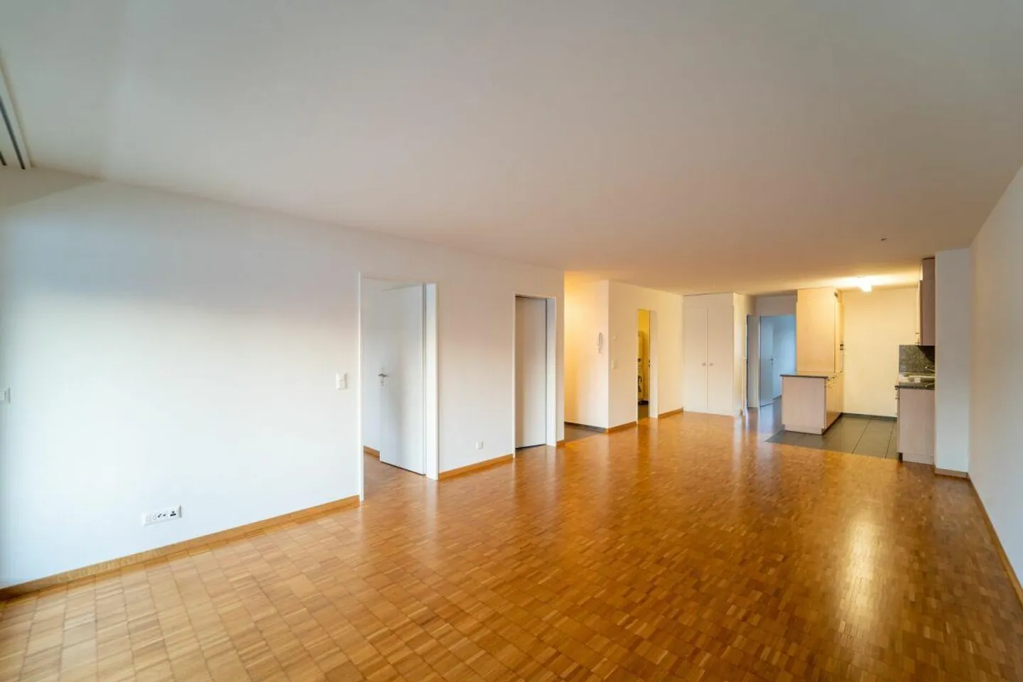 Grosszügige 4.5-Zimmer-Wohnung mit modernem Wohnkomfort - Foto 3 von 11