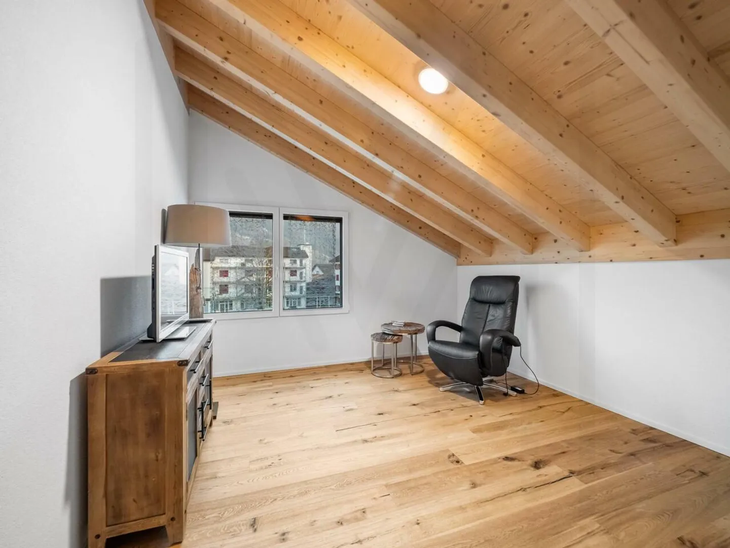 Außergewöhnliches 5,5-Zimmer-Duplex im obersten Stockwerk mit Panoramablick im Herzen von Broc - Foto 2 von 12