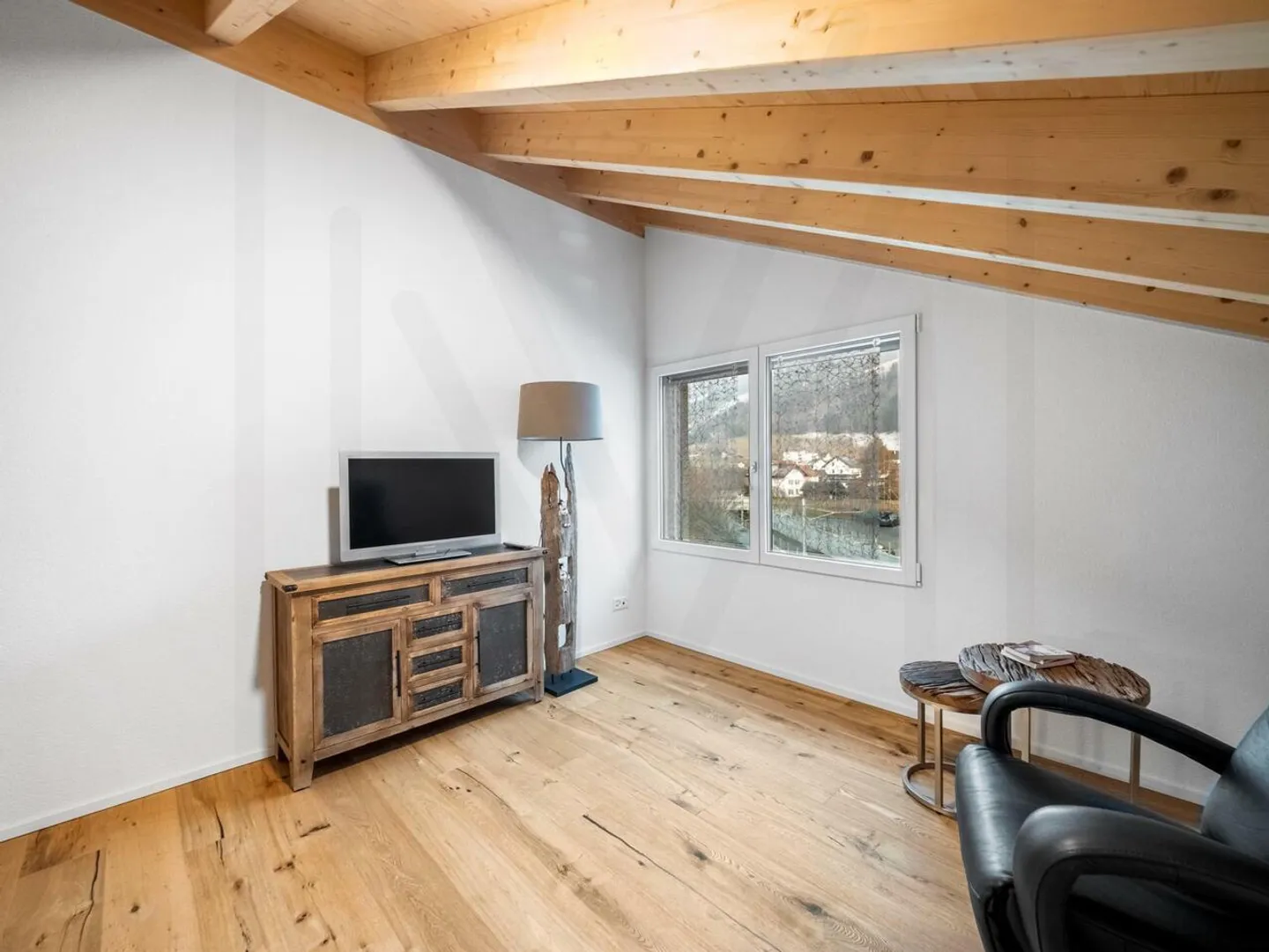 Außergewöhnliches 5,5-Zimmer-Duplex im obersten Stockwerk mit Panoramablick im Herzen von Broc - Foto 3 von 12
