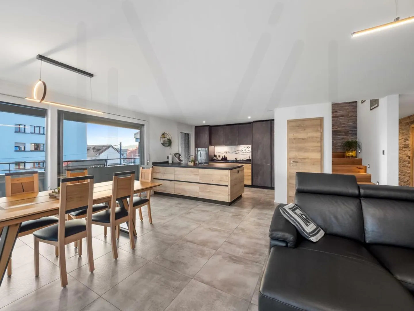 Außergewöhnliches 5,5-Zimmer-Duplex im obersten Stockwerk mit Panoramablick im Herzen von Broc - Foto 1 von 12
