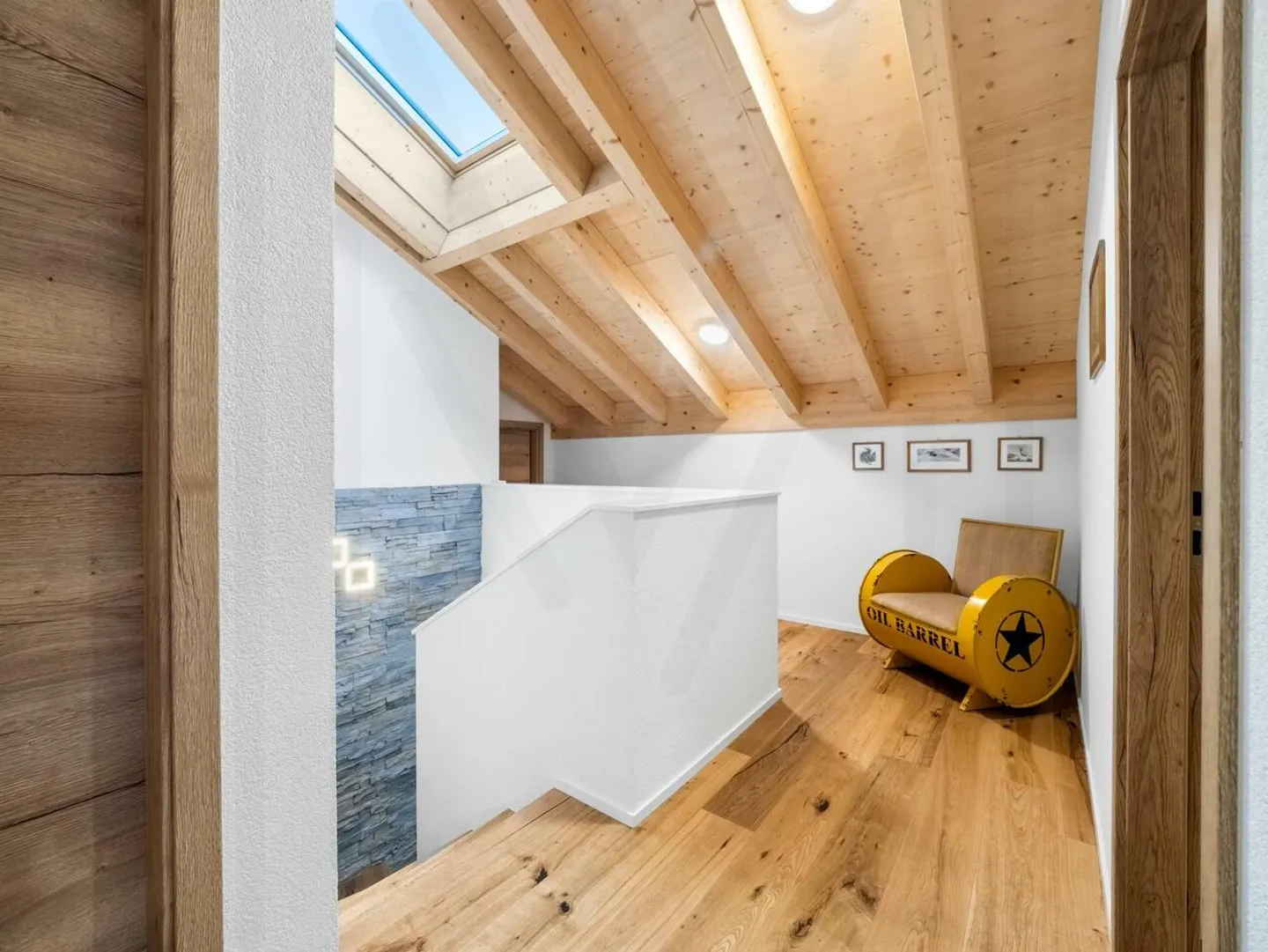 Außergewöhnliches 5,5-Zimmer-Duplex im obersten Stockwerk mit Panoramablick im Herzen von Broc - Foto 4 von 12