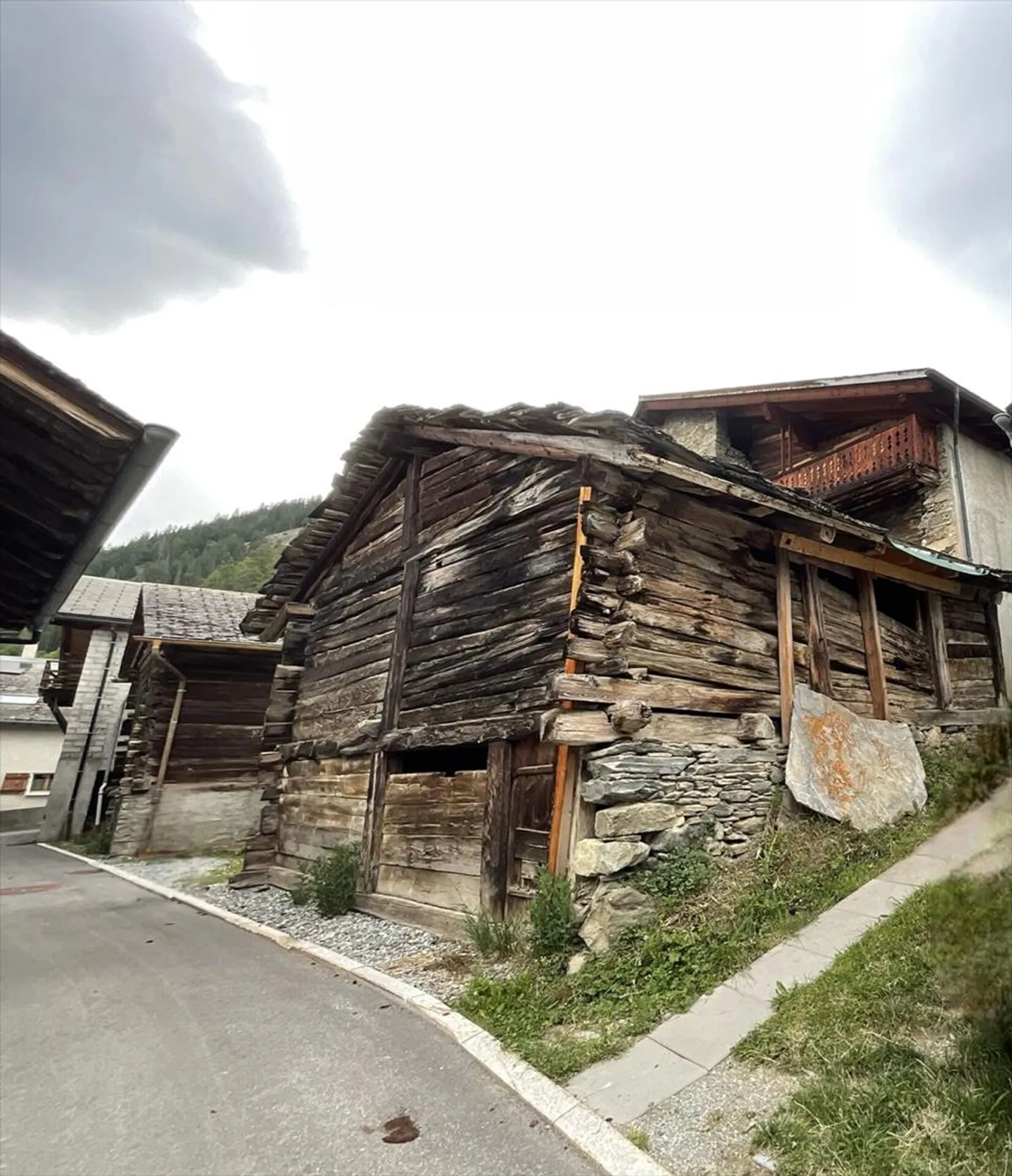 Village house and barn to renovate - Photo 2 of 13