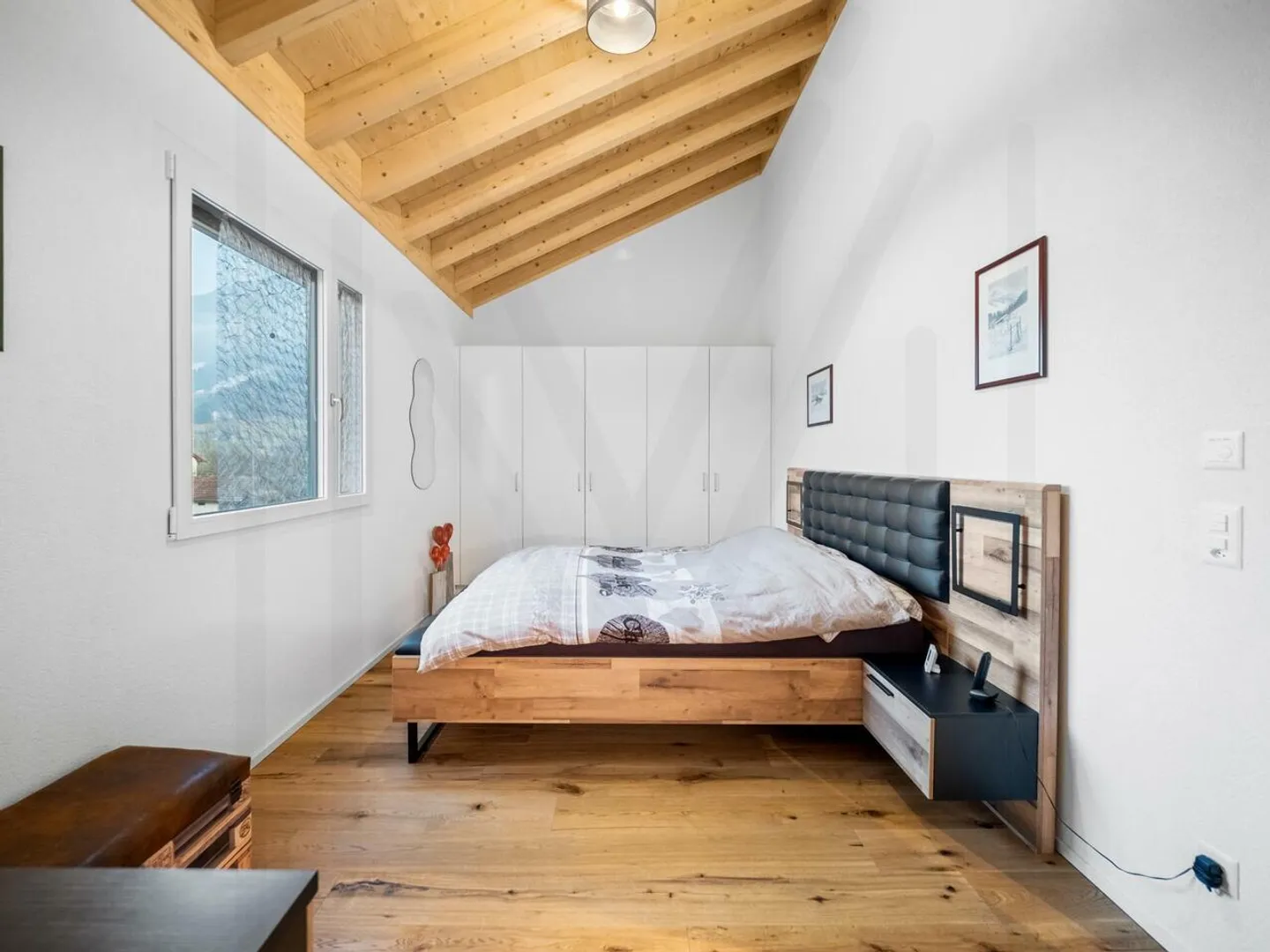 Außergewöhnliches 5,5-Zimmer-Duplex im obersten Stockwerk mit Panoramablick im Herzen von Broc - Foto 6 von 12