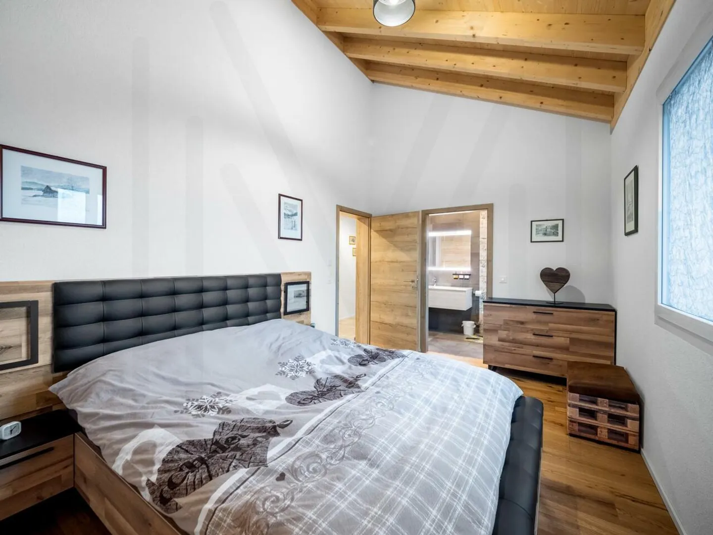 Außergewöhnliches 5,5-Zimmer-Duplex im obersten Stockwerk mit Panoramablick im Herzen von Broc - Foto 8 von 12