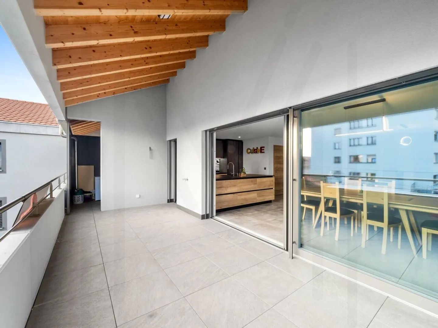 Außergewöhnliches 5,5-Zimmer-Duplex im obersten Stockwerk mit Panoramablick im Herzen von Broc - Foto 9 von 12