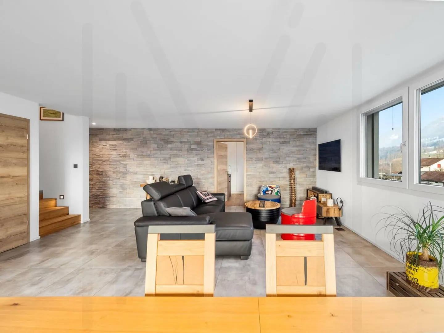 Außergewöhnliches 5,5-Zimmer-Duplex im obersten Stockwerk mit Panoramablick im Herzen von Broc - Foto 10 von 12