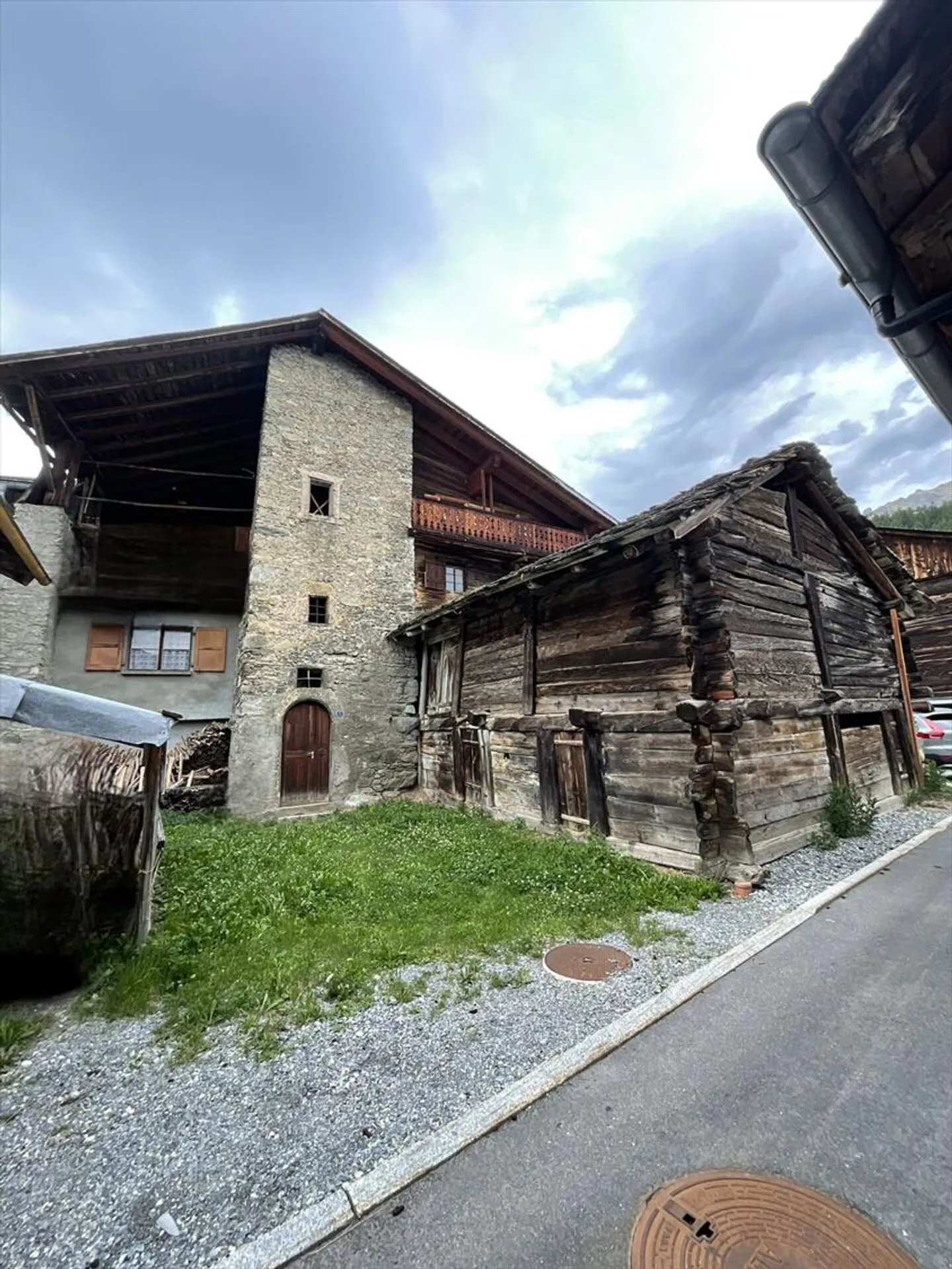 Village house and barn to renovate - Photo 1 of 13