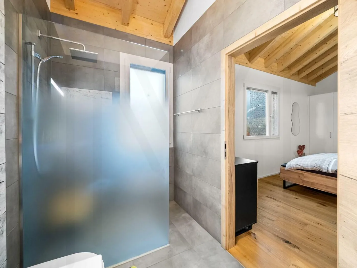 Außergewöhnliches 5,5-Zimmer-Duplex im obersten Stockwerk mit Panoramablick im Herzen von Broc - Foto 11 von 12