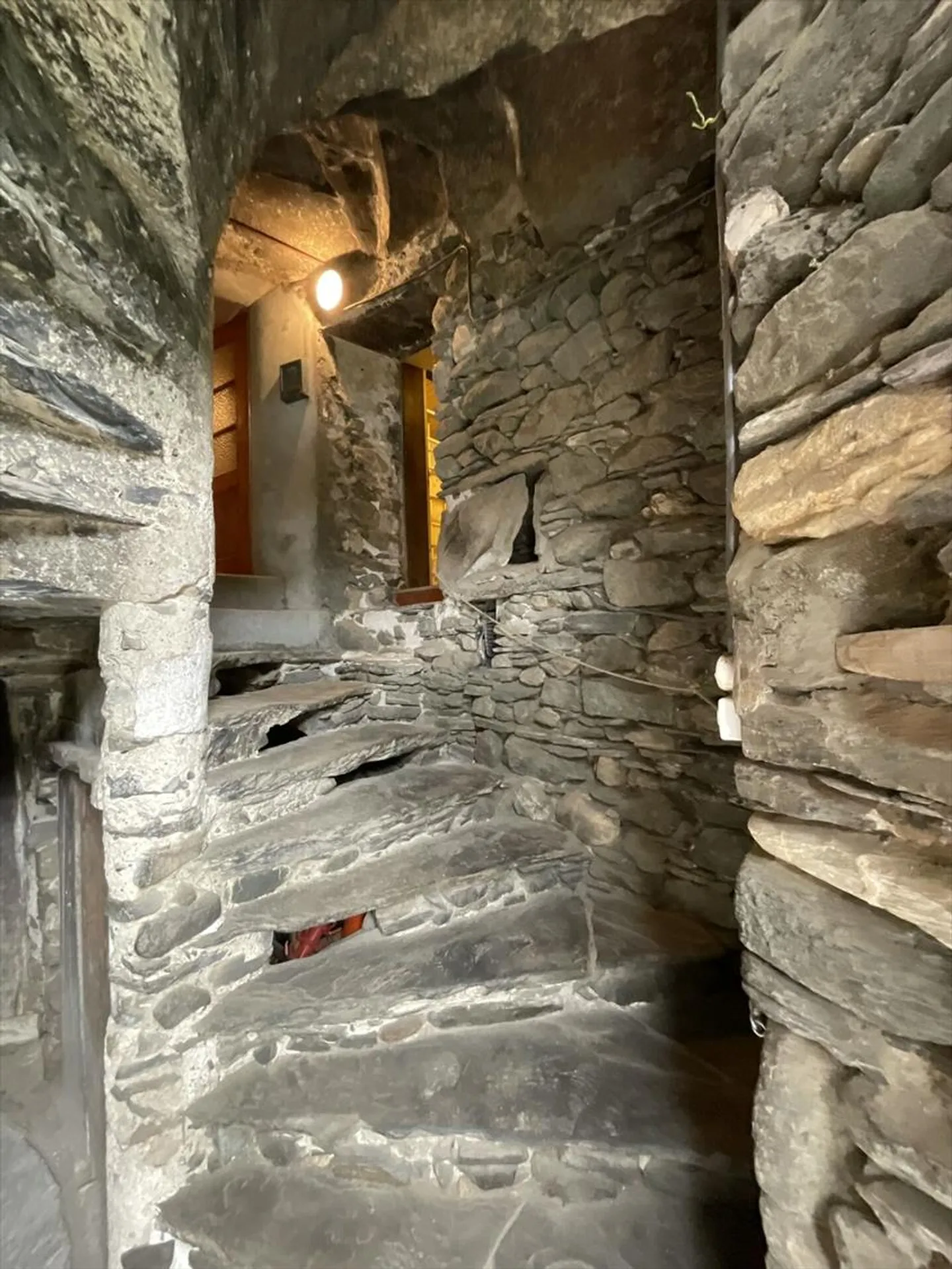 Village house and barn to renovate - Photo 8 of 13