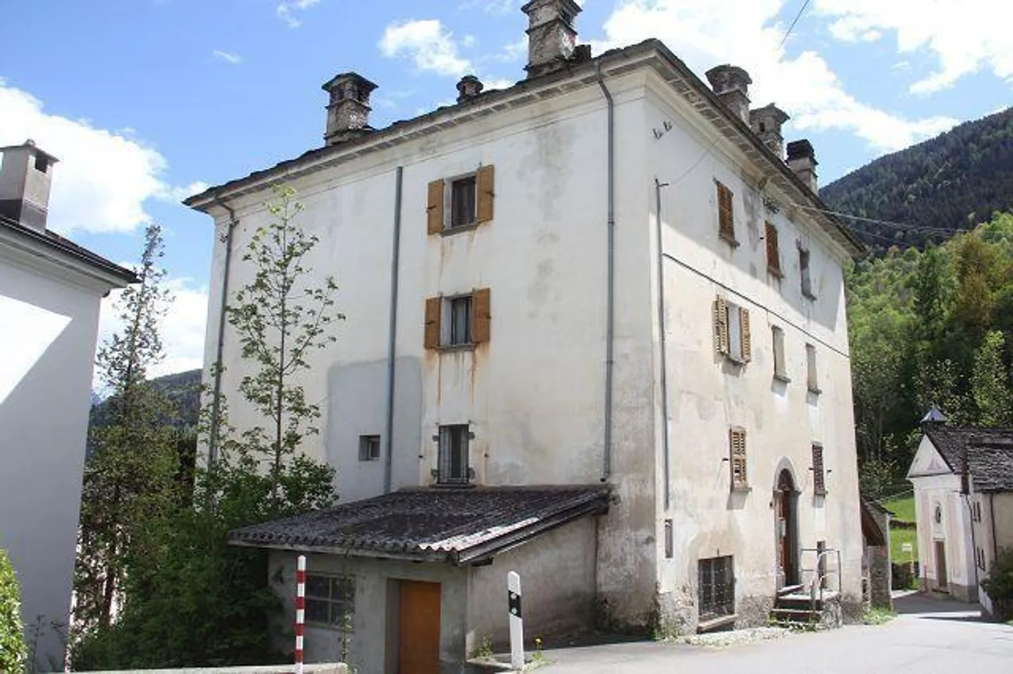 «grosses Dorfhaus zum Ausbauenmit Garten  / casa grande nel nucleo da ristrutturare con giardino» - Foto 1 von 19