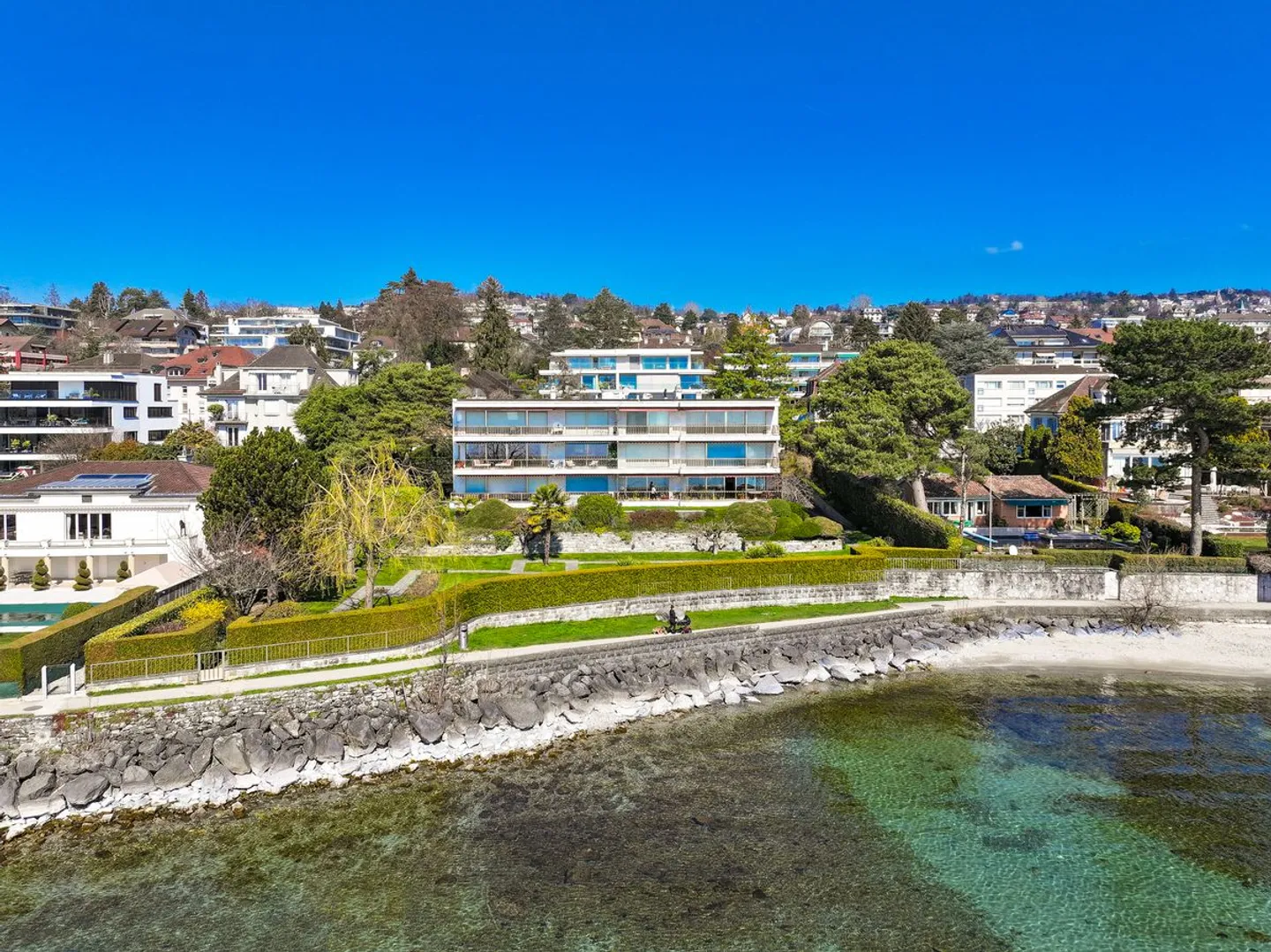 Exceptional apartment with feet in the water - Photo 2 of 11