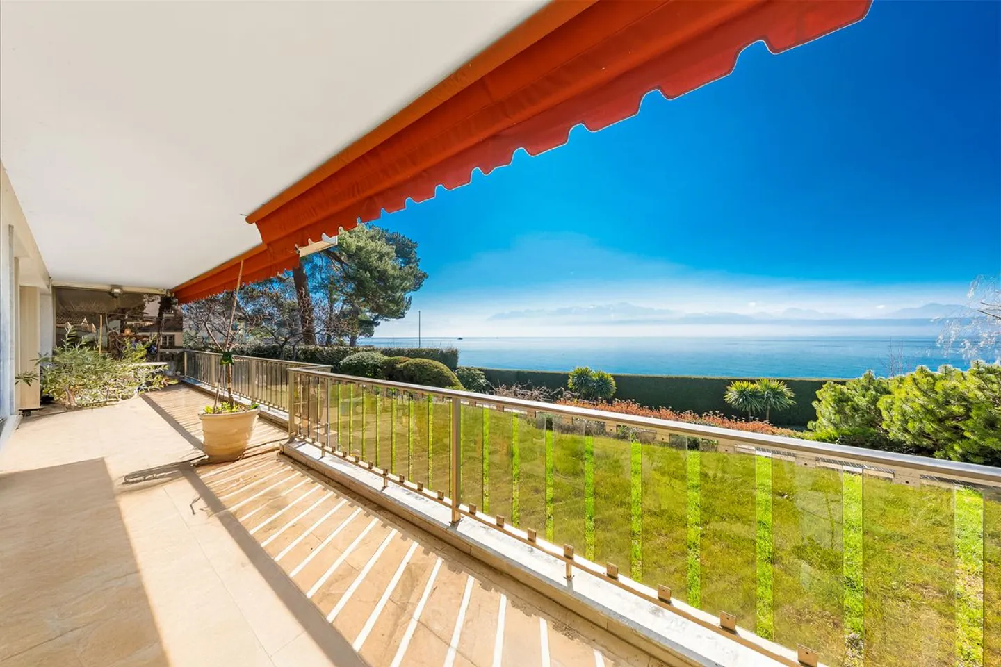 Exceptional apartment with feet in the water - Photo 4 of 11