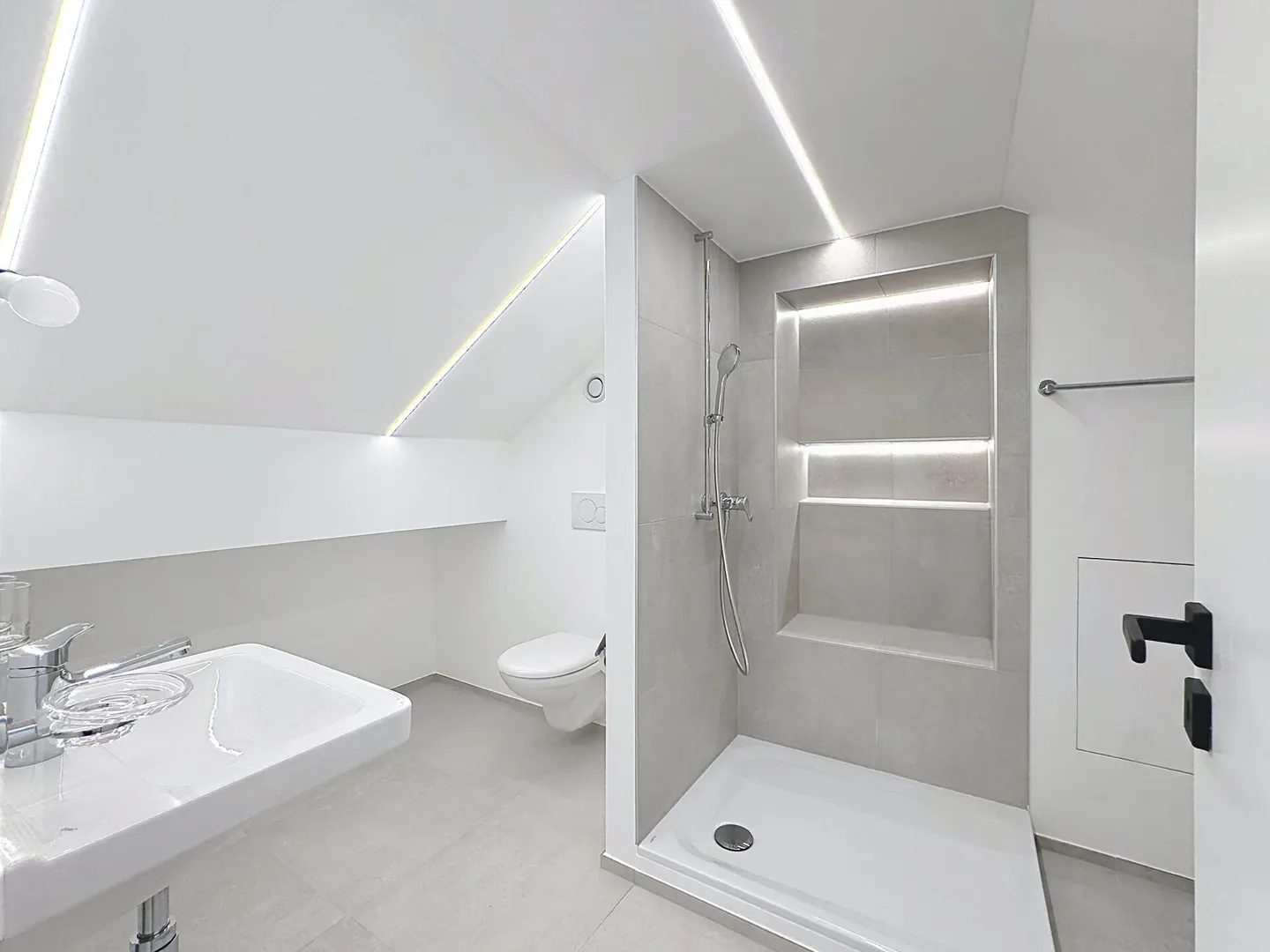Außergewöhnliches, vollständig renoviertes Dachgeschoss - Foto 2 von 2