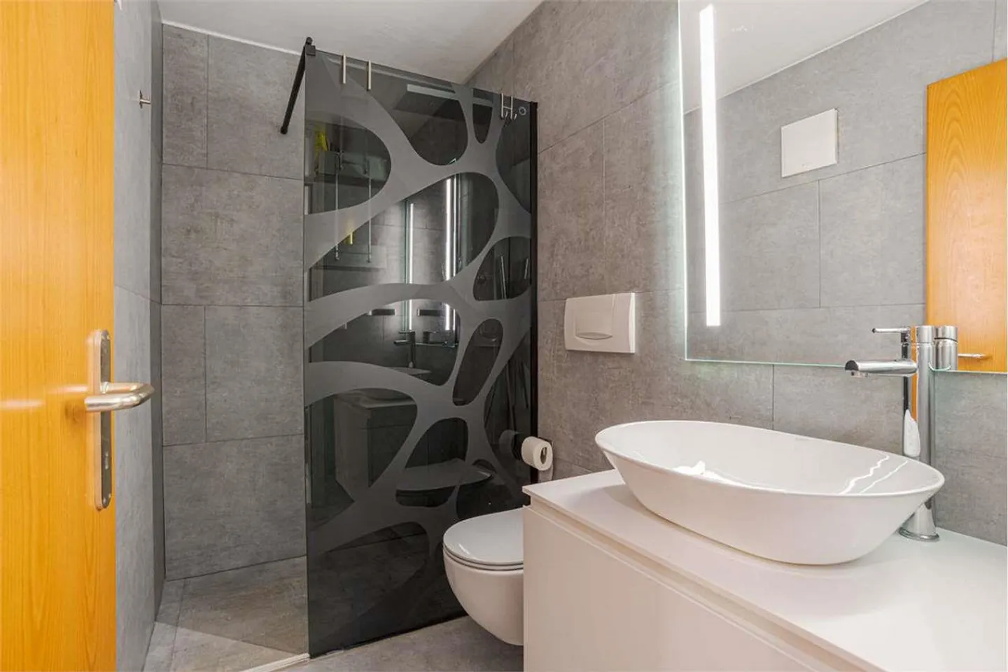 Triplex with partial lake view and private garden. - Photo 13 of 13