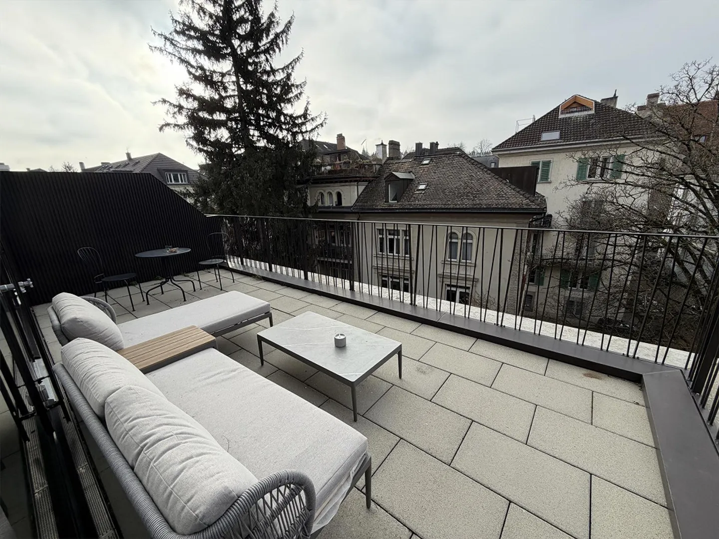 Exclusive 3.5-room penthouse apartment with terrace in Zurich Enge - Photo 2 of 11