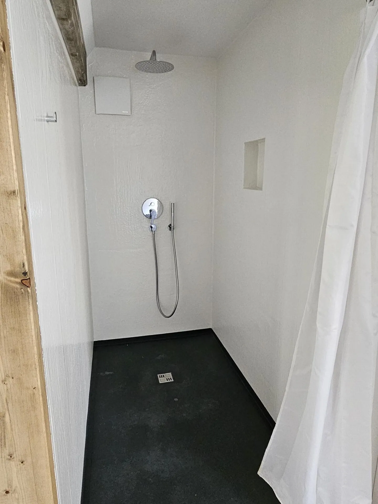 Vivere moderno ad Aegerten - studio nuovo con posto auto e area giardino - Foto 6 di 10