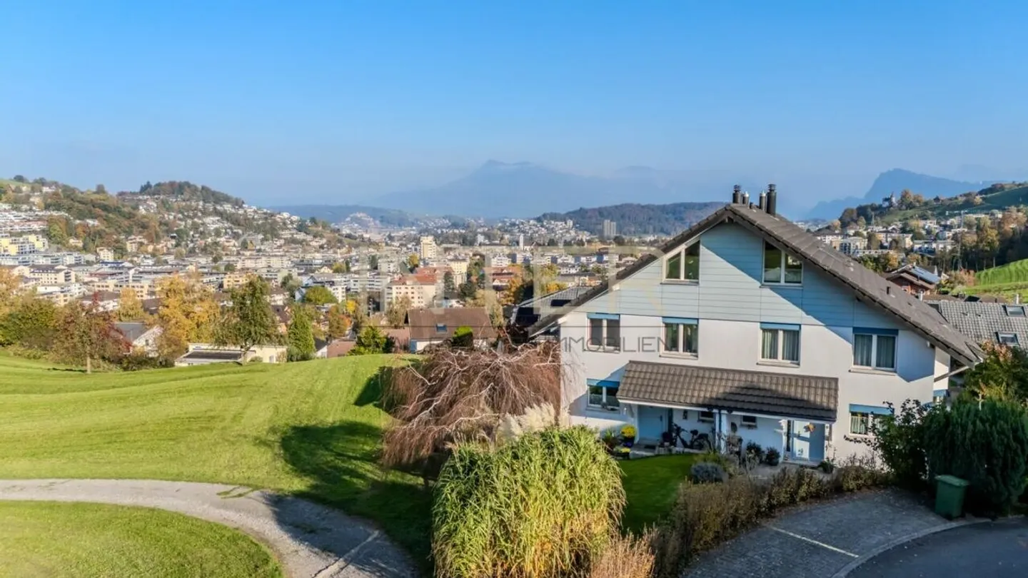 Emplacement ensoleillé en pente avec vue sur la verdure - Maison jumelée de 5,5 pièces - Photo 3 sur 20