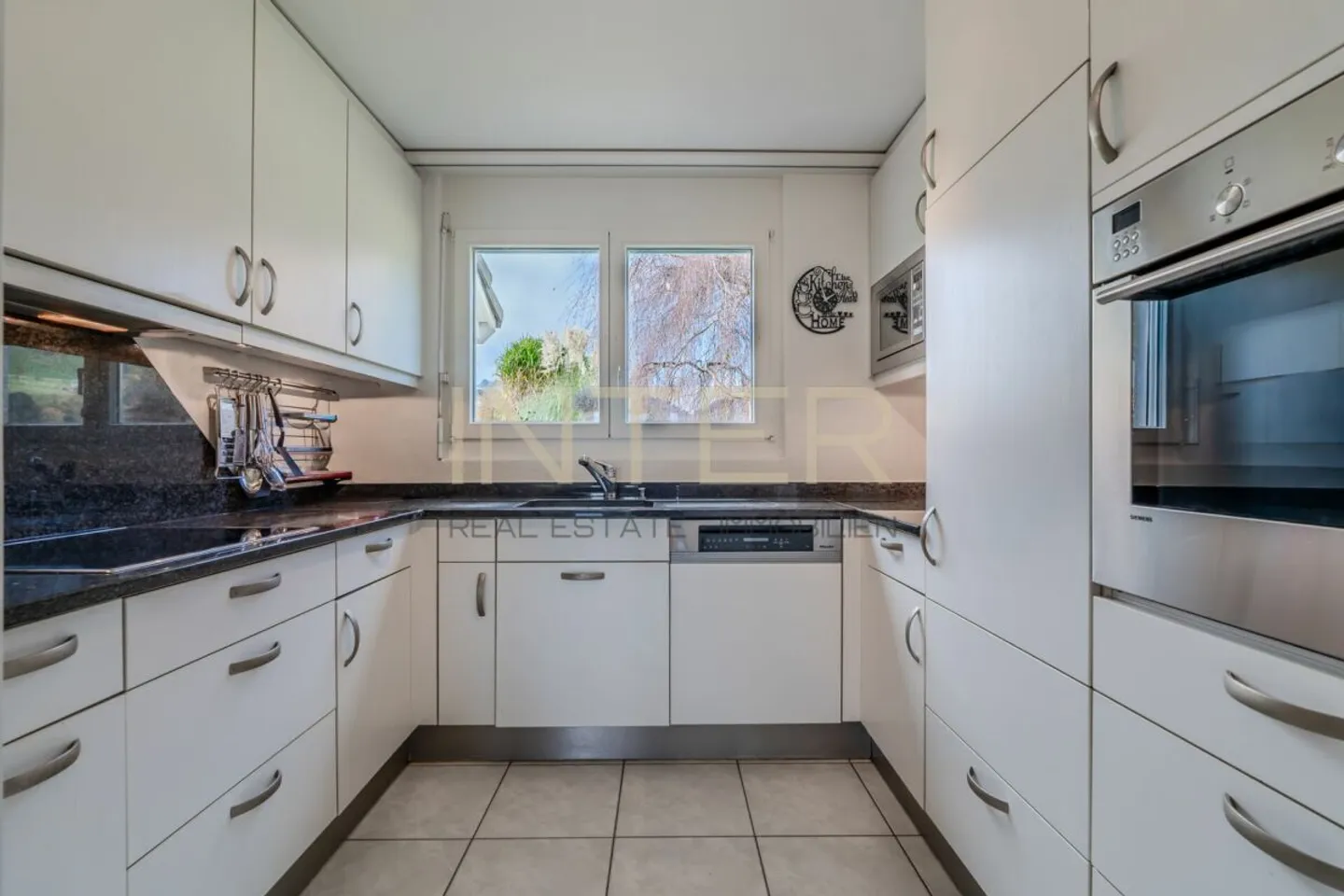 Emplacement ensoleillé en pente avec vue sur la verdure - Maison jumelée de 5,5 pièces - Photo 11 sur 20