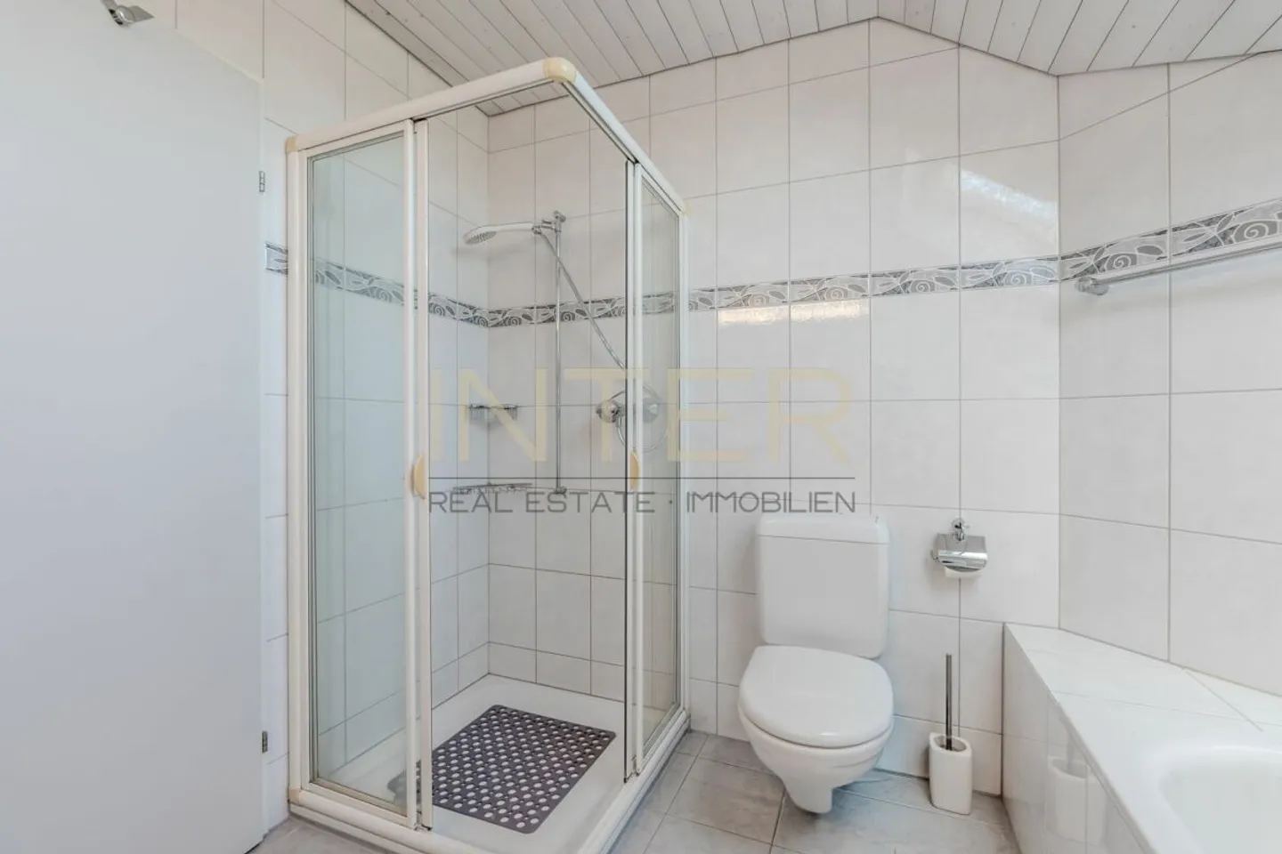 Emplacement ensoleillé en pente avec vue sur la verdure - Maison jumelée de 5,5 pièces - Photo 13 sur 20