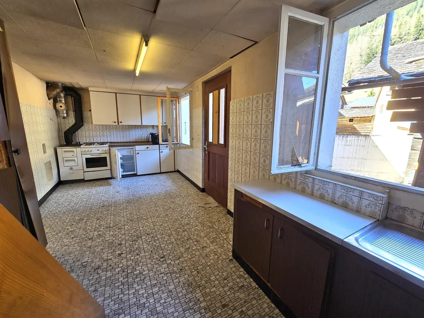 Maison de caractère à rénover - Photo 3 sur 11