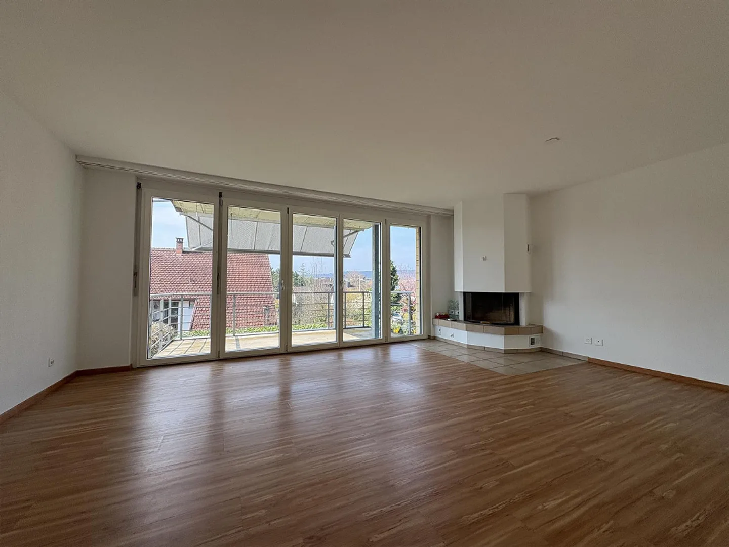 Geräumige Wohnung mit Balkonen - Foto 3 von 5