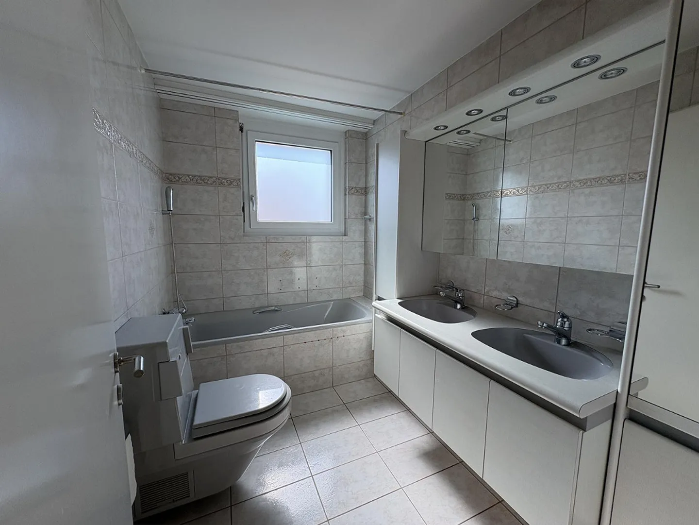 Geräumige Wohnung mit Balkonen - Foto 4 von 5