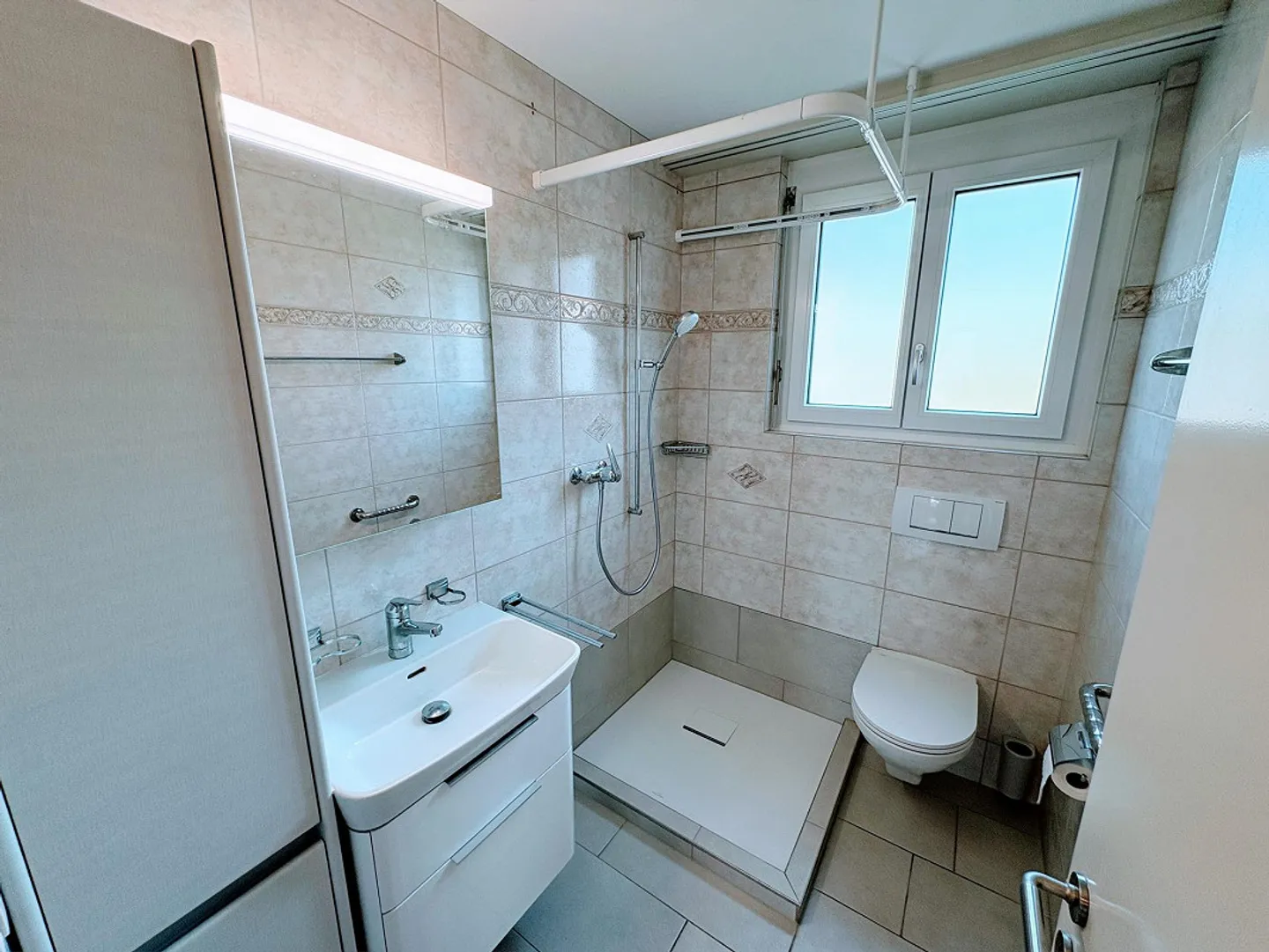 Geräumige Wohnung mit Balkonen - Foto 5 von 5