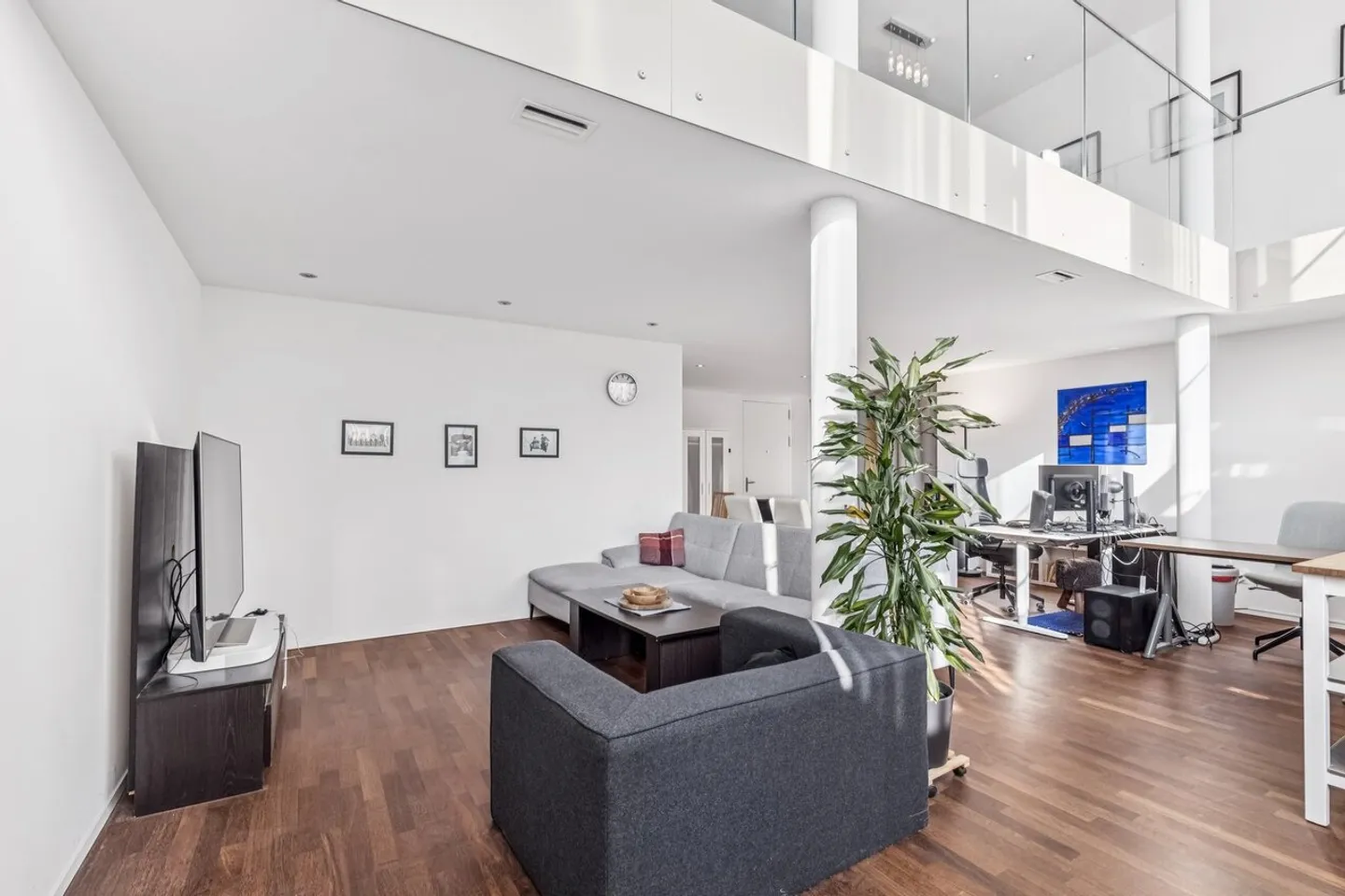 Maisonette apartment with spacious living studio - Photo 3 of 4
