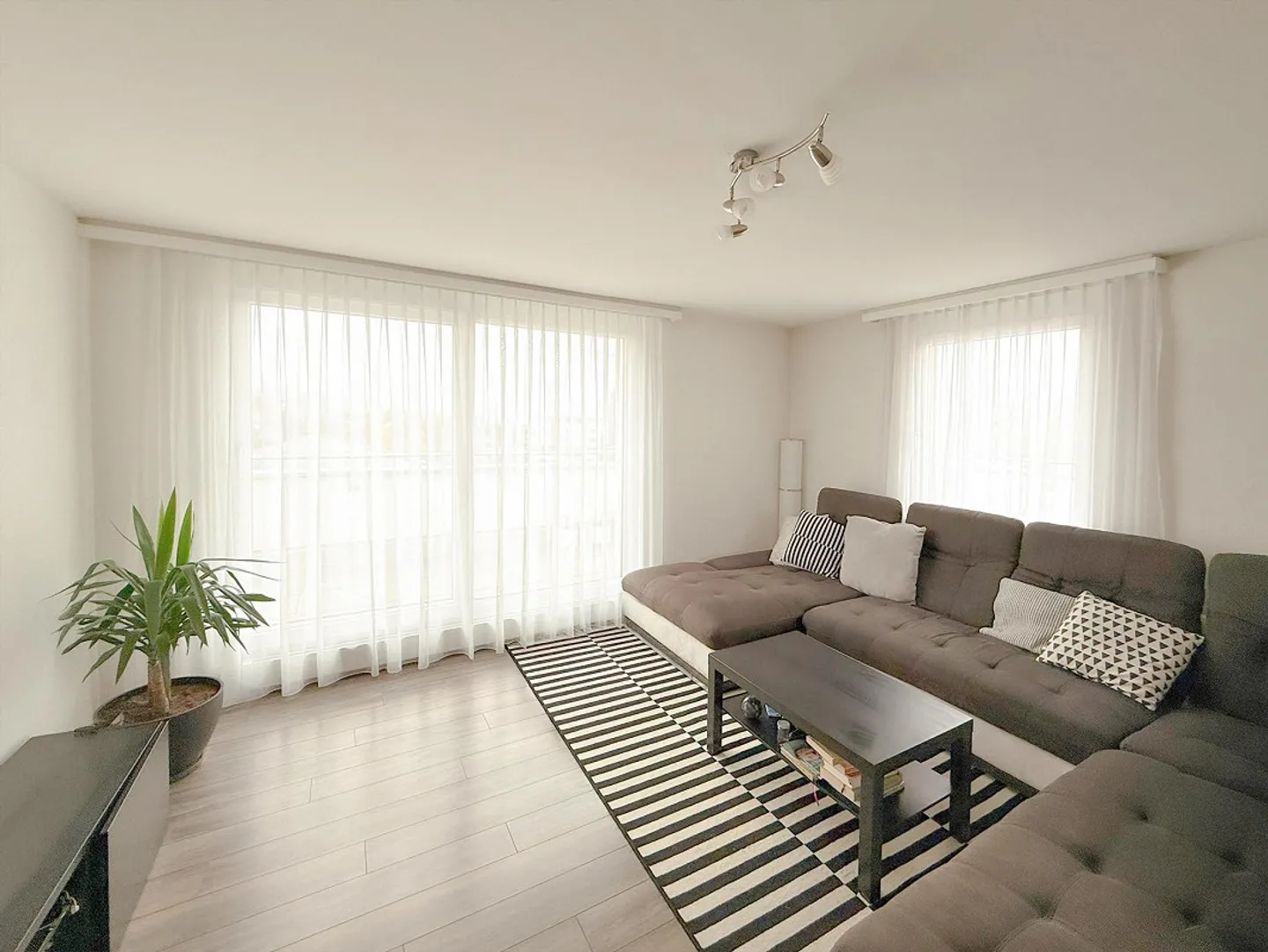 Cozy 3.5-room penthouse apartment with garage and lake view - Photo 3 of 10