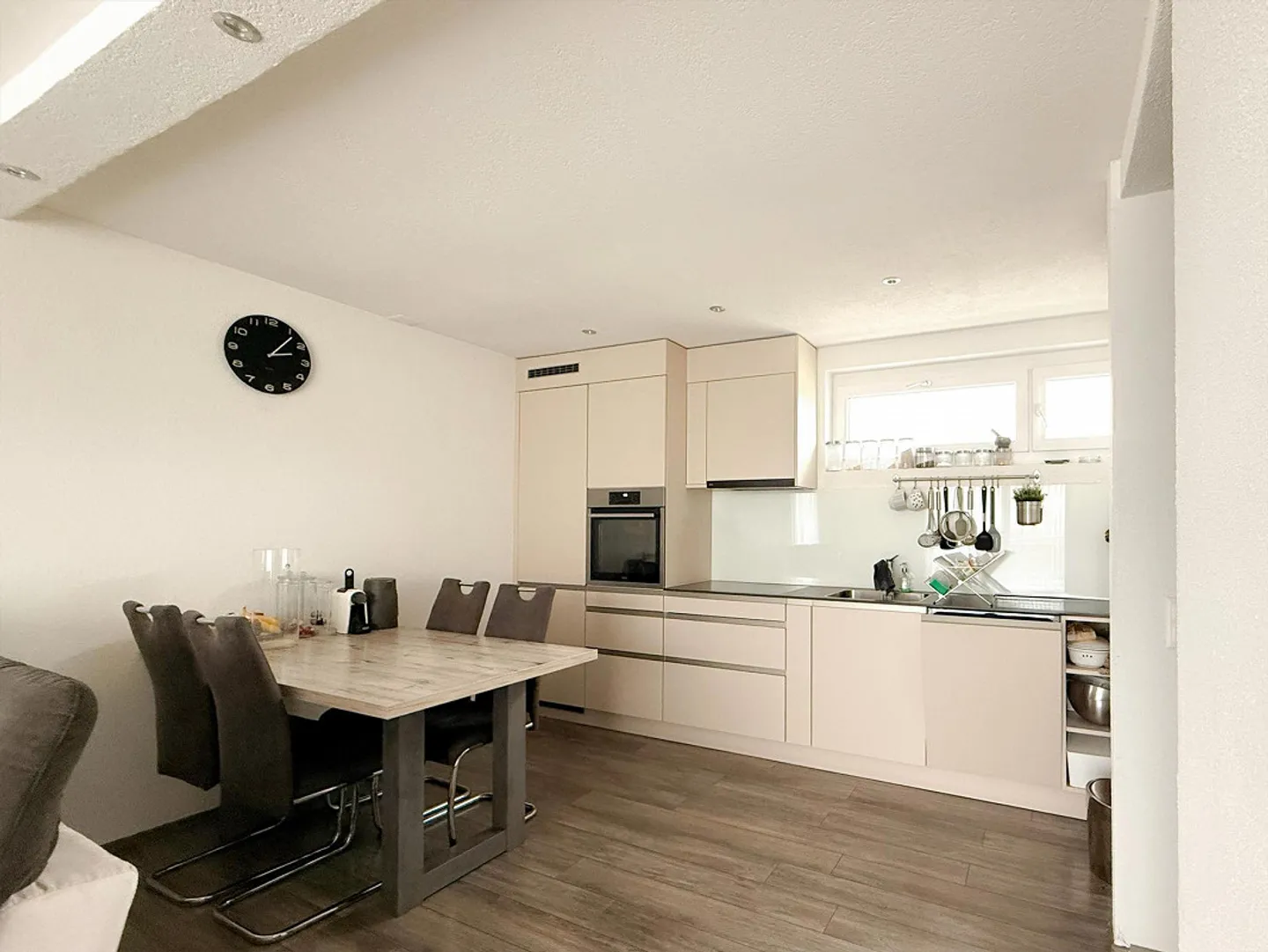 Cozy 3.5-room penthouse apartment with garage and lake view - Photo 2 of 10