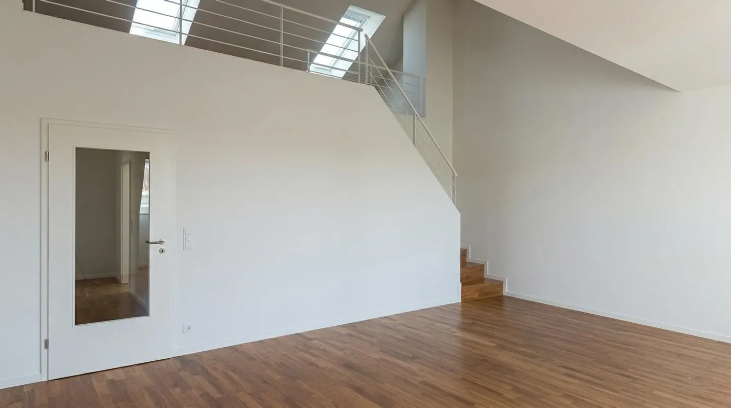 Geräumige Dachwohnung mit Terrasse - Foto 2 von 7