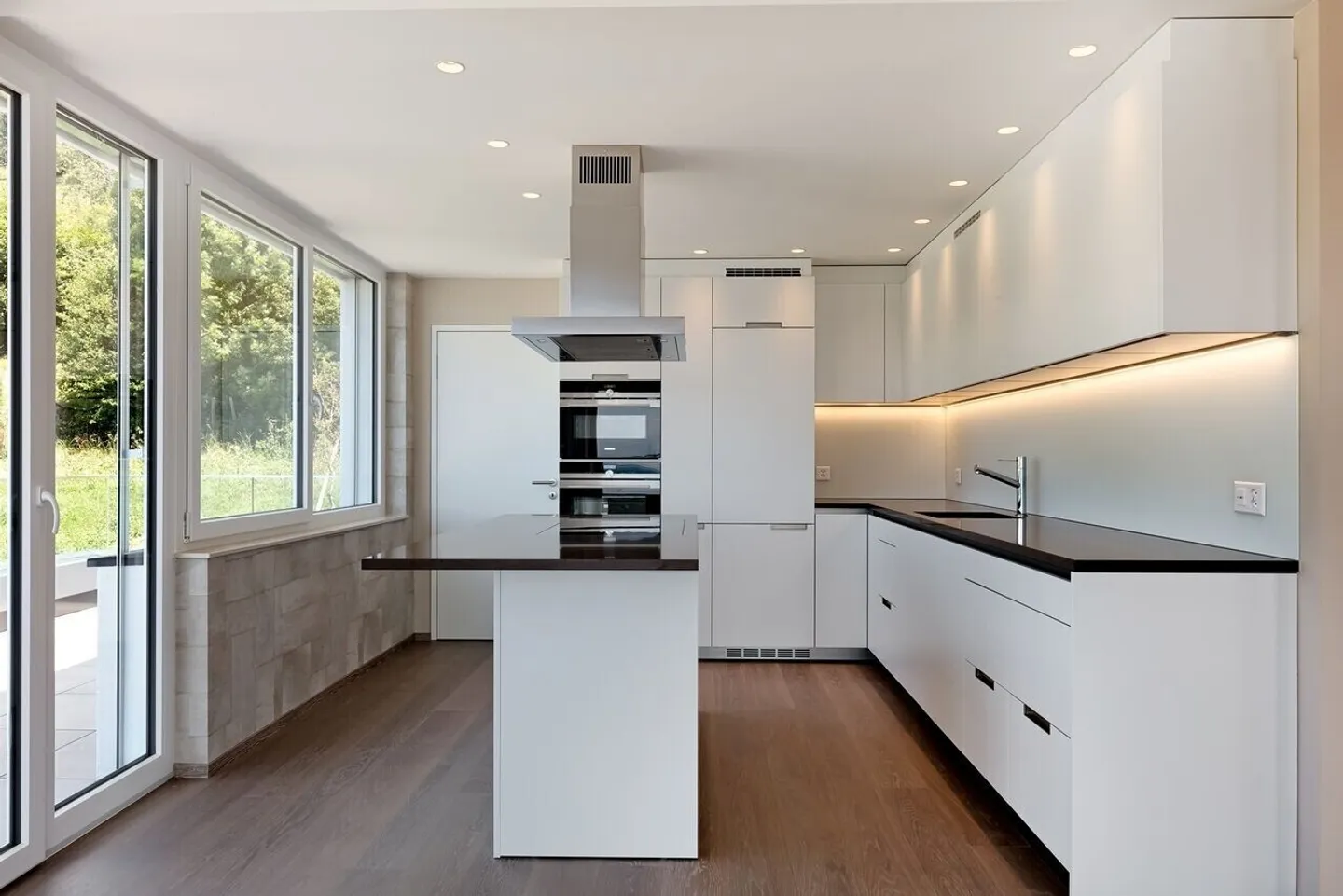 Stunning new penthouse with panoramic view - Photo 2 of 13