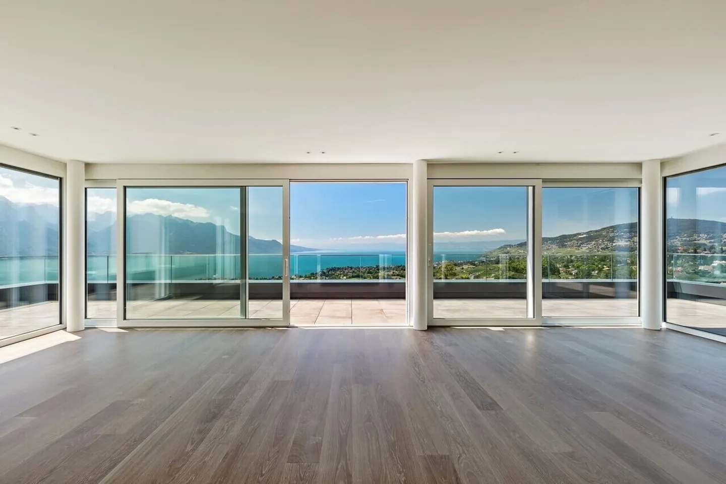 Stunning new penthouse with panoramic view - Photo 3 of 13