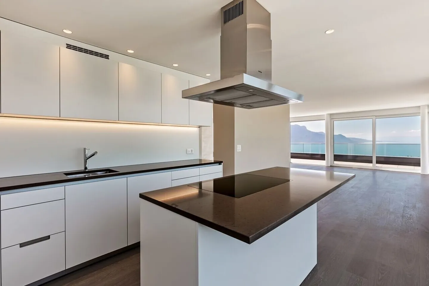 Stunning new penthouse with panoramic view - Photo 6 of 13