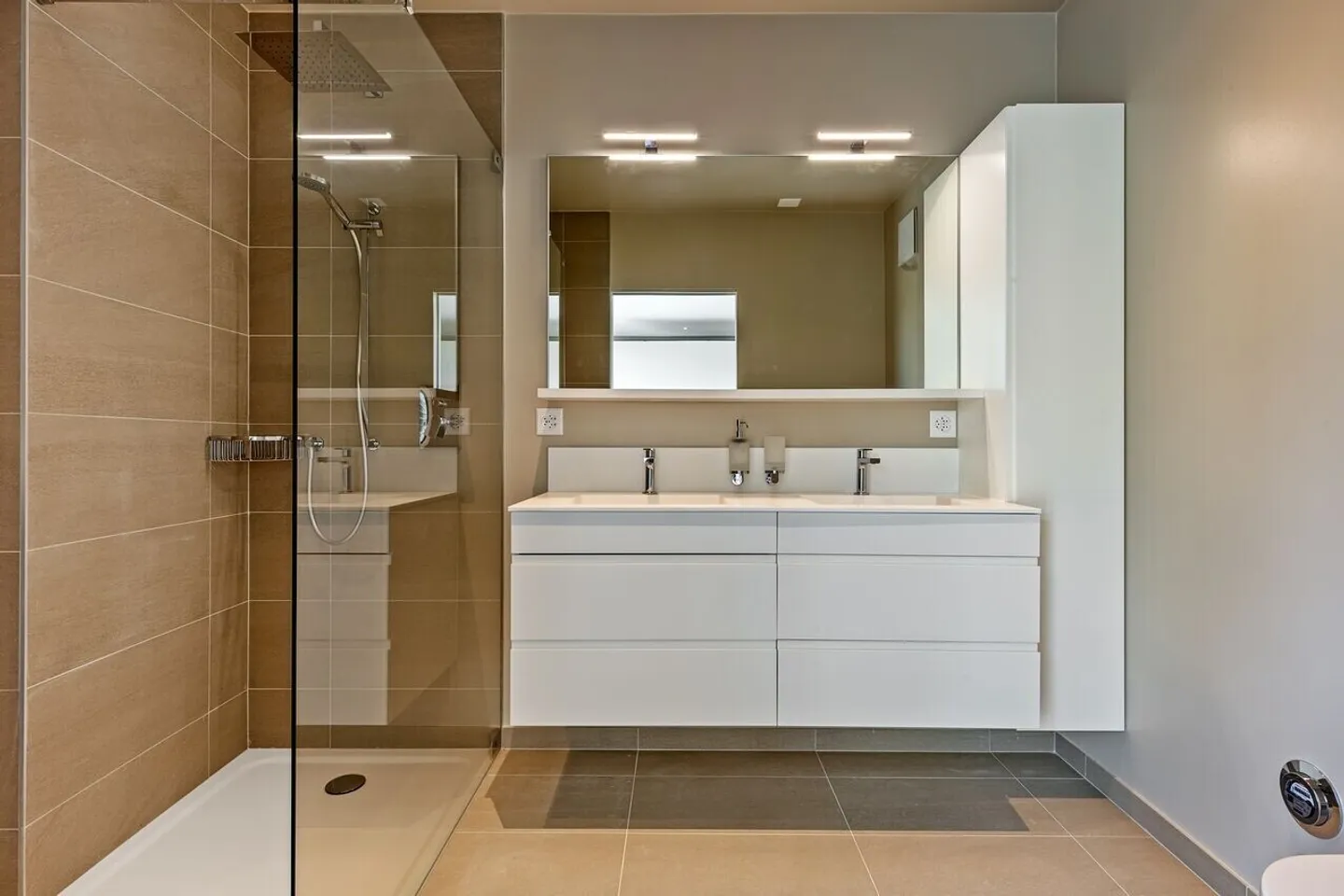 Stunning new penthouse with panoramic view - Photo 7 of 13