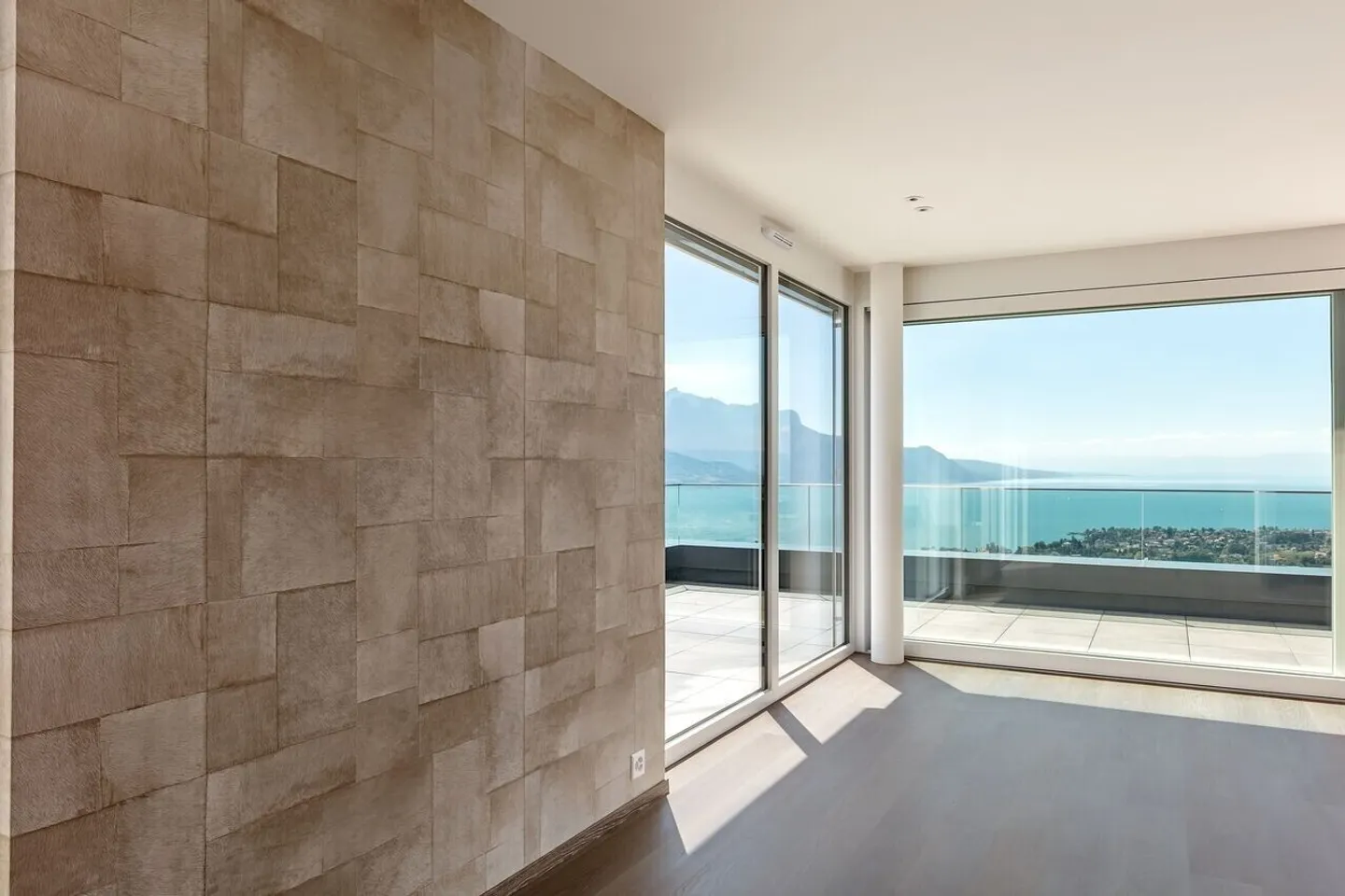 Stunning new penthouse with panoramic view - Photo 8 of 13